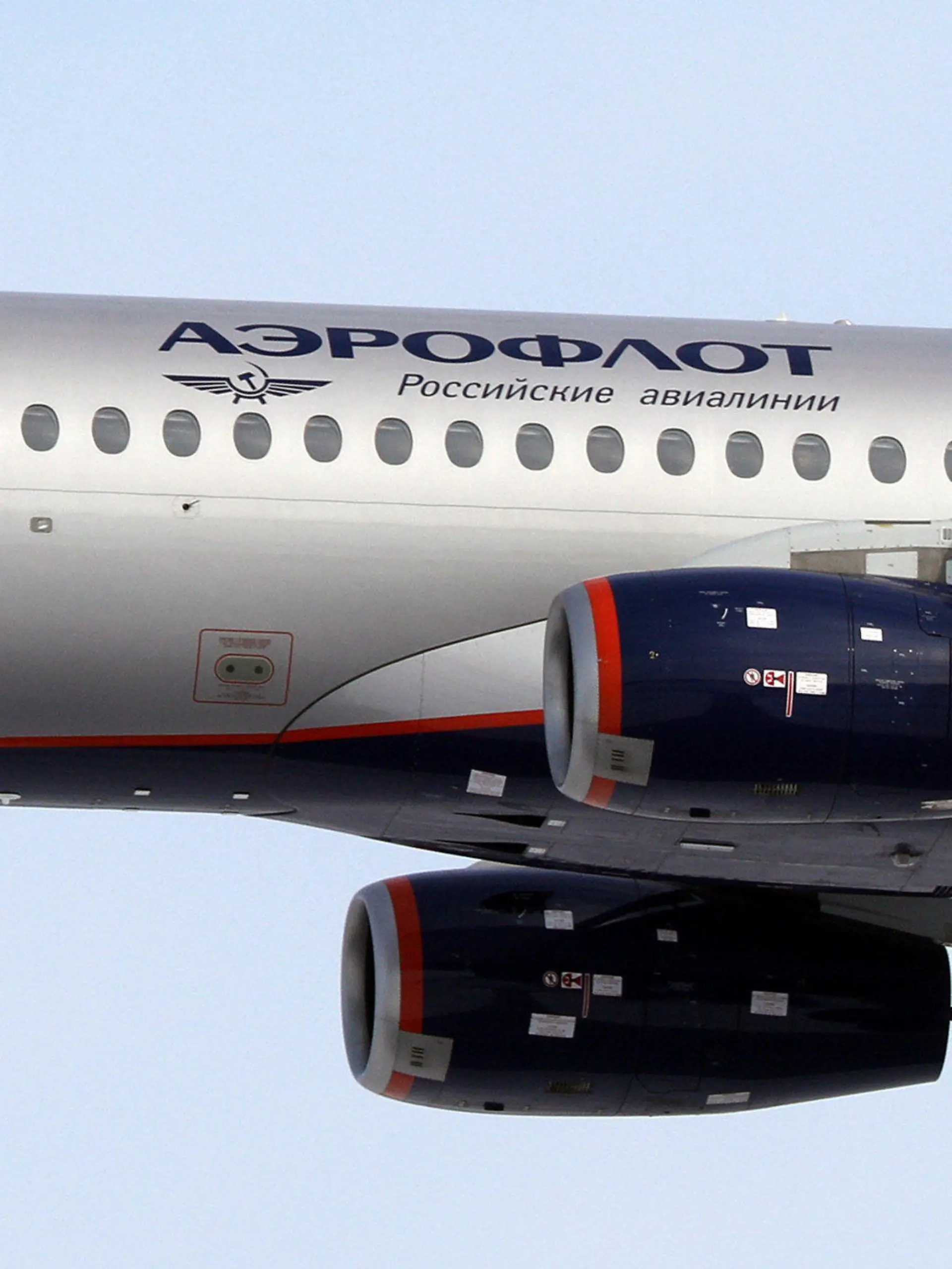 ARCHIV - 30.04.2019, Russland, Moskau: Der russiche Schriftzug und das Logo von «Aeroflot» auf einem Flugzeug der Airline Aeroflot. Mit der Androhung neuer und weltweit greifender Sanktionen will die US-Regierung Dutzende russische Flugzeuge «effektiv stilllegen». Zu den betroffenen 99 Maschinen gehört demnach etwa ein Fünftel aller Flugzeuge der staatlichen russischen Airline Aeroflot. (Zu dpa «US-Regierung will 99 russische Flugzeuge «effektiv stilllegen»») Foto: Marina Lystseva/AP/dpa +++ dpa-Bildfunk +++