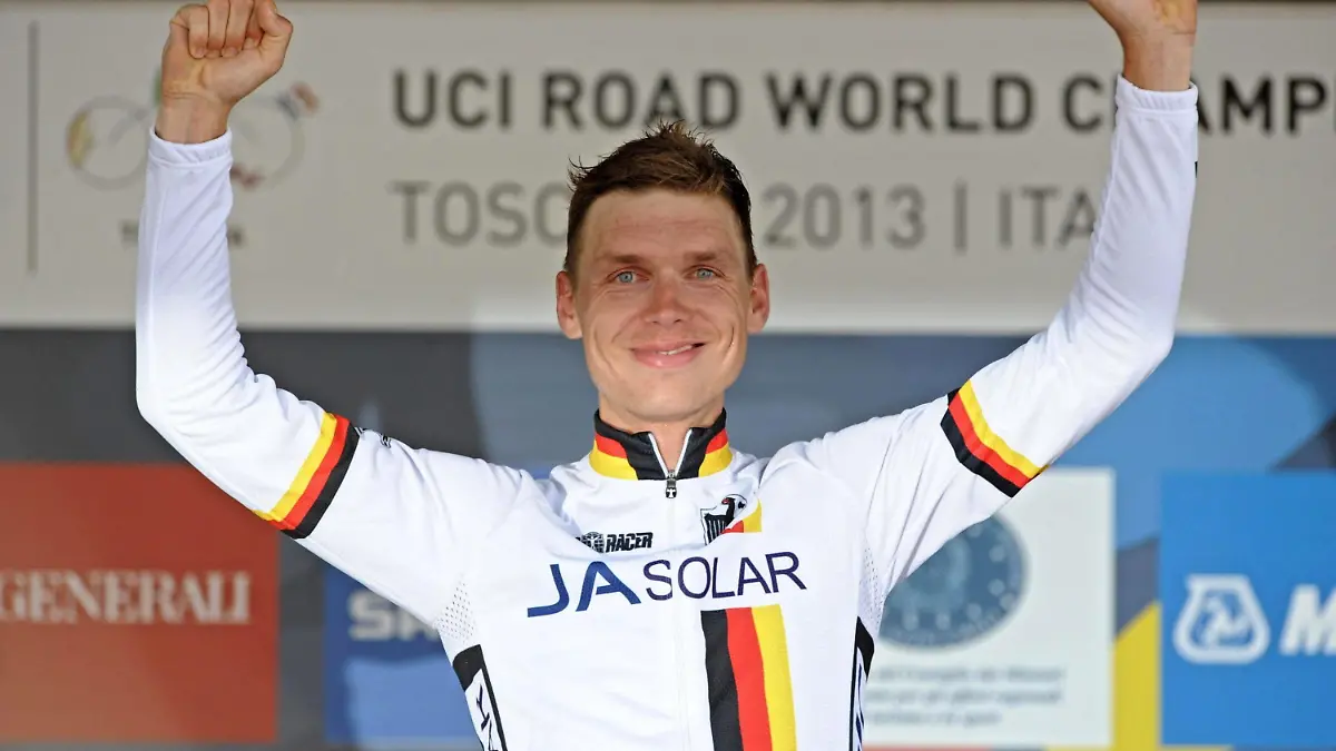 epa03883564 New world champion and gold medal winner Tony Martin of Germany celebrates on the podium after winning the the Elite men individual time trial race for the UCI Road Cycling World Championships 2013, Italy, 25 September 2013. Germany's Martin rode to a third straight time trial cycling world title. EPA/MAURIZIO DEGL'INNOCENTI +++(c) dpa - Bildfunk+++