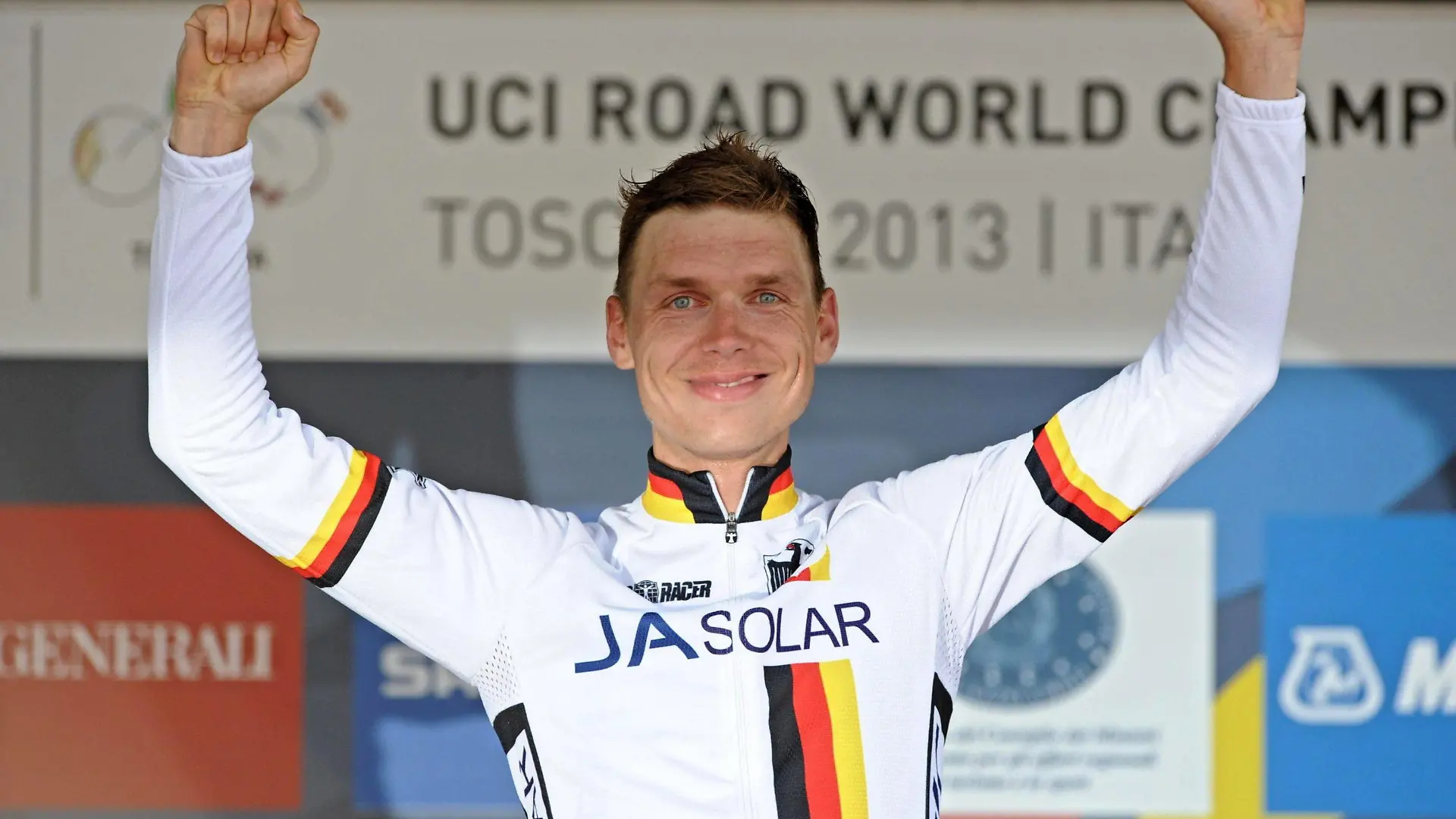 epa03883564 New world champion and gold medal winner Tony Martin of Germany celebrates on the podium after winning the the Elite men individual time trial race for the UCI Road Cycling World Championships 2013, Italy, 25 September 2013. Germany's Martin rode to a third straight time trial cycling world title. EPA/MAURIZIO DEGL'INNOCENTI +++(c) dpa - Bildfunk+++