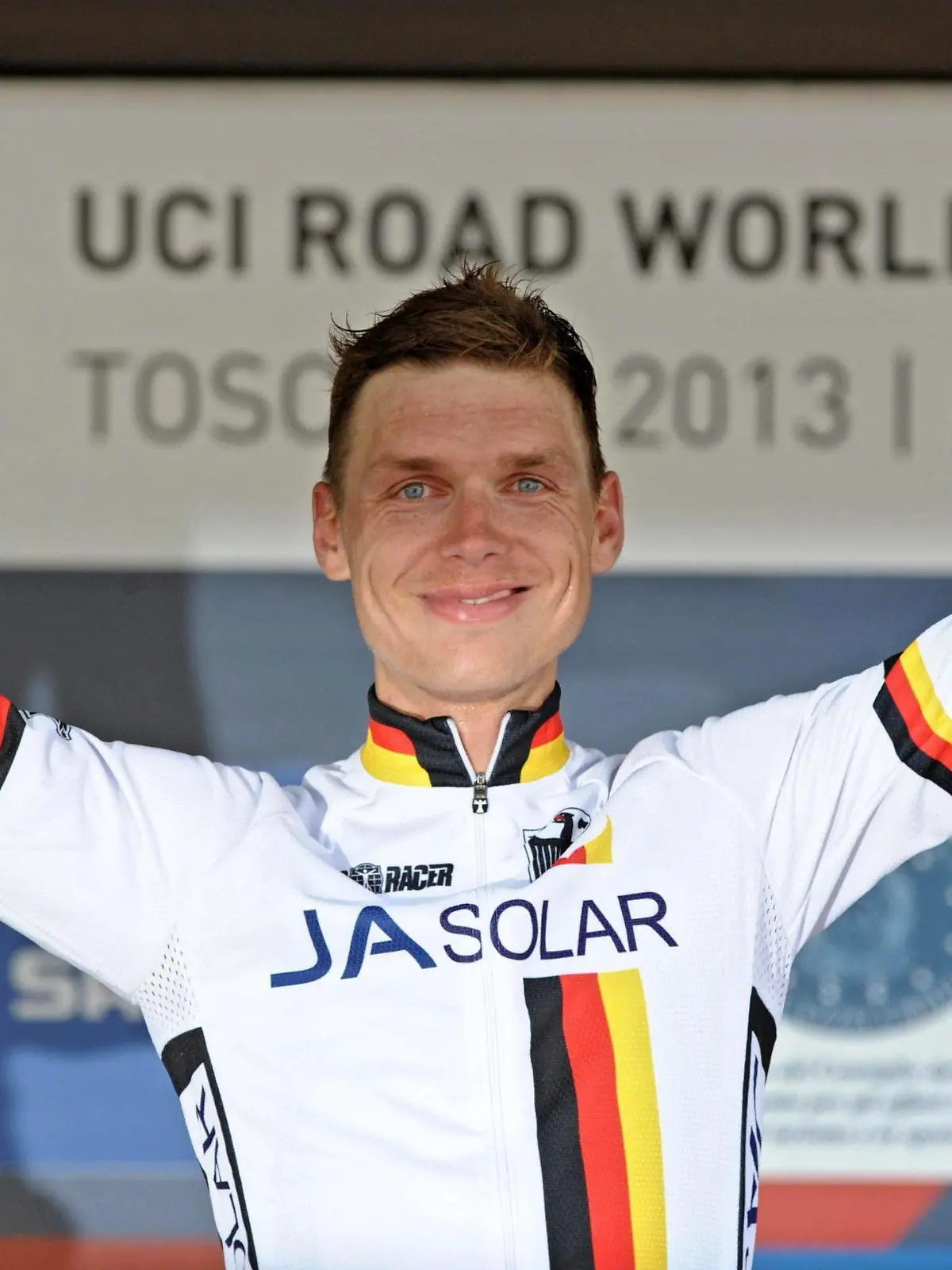 epa03883564 New world champion and gold medal winner Tony Martin of Germany celebrates on the podium after winning the the Elite men individual time trial race for the UCI Road Cycling World Championships 2013, Italy, 25 September 2013. Germany's Martin rode to a third straight time trial cycling world title. EPA/MAURIZIO DEGL'INNOCENTI +++(c) dpa - Bildfunk+++