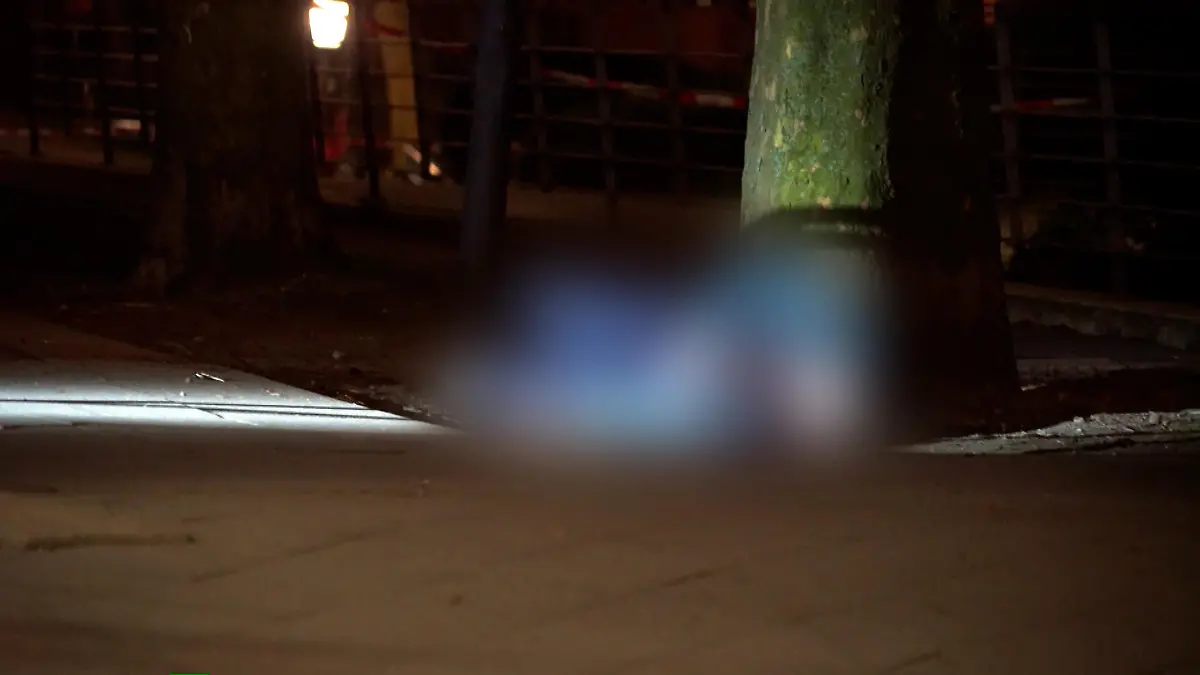 Hier fanden die Ermittler die Leiche des Mannes. Später wurde der Tatort mit einem Zelt bedeckt.
