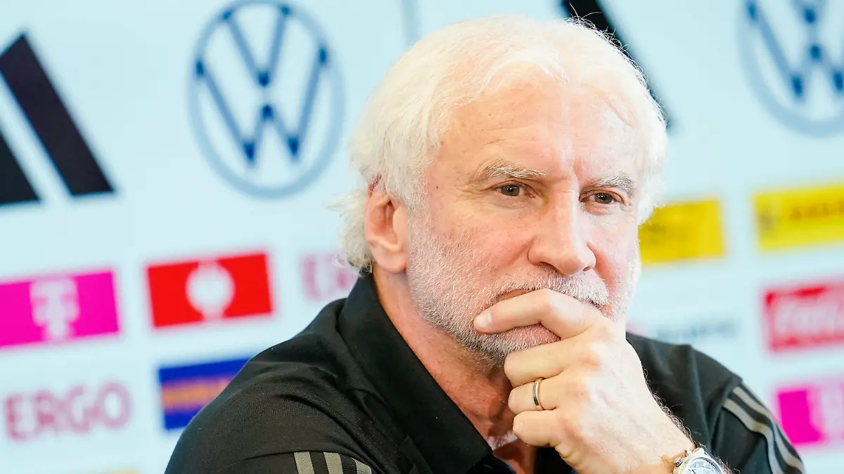09.06.2023, Hessen, Frankfurt/Main: Fußball: Nationalmannschaft, vor dem Länderspiel gegen die Ukraine, Pressekonferenz. DFB-Präsident Bernd Neuendorf lächelt. DFB-Sportdirektor Rudi Völler sitzt auf dem Podium. Foto: Uwe Anspach/dpa - WICHTIGER HINWEIS: Gemäß den Vorgaben der DFL Deutsche Fußball Liga bzw. des DFB Deutscher Fußball-Bund ist es untersagt, in dem Stadion und/oder vom Spiel angefertigte Fotoaufnahmen in Form von Sequenzbildern und/oder videoähnlichen Fotostrecken zu verwerten bzw. verwerten zu lassen. +++ dpa-Bildfunk +++