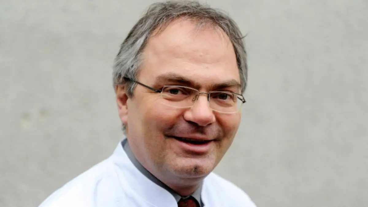 Der Virologe Helmut Fickenscher steht in einem Labor