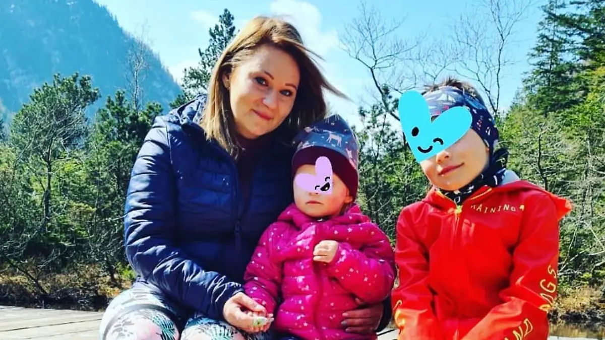 Denise K. mit ihren Kindern im Urlaub.