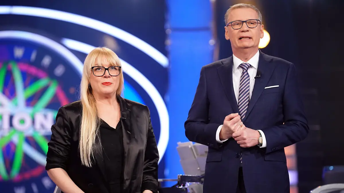 Achtung! Sperrfrist für alle Medien bis Mo., 28.03.2022, 23:25 Uhr!
Moderator Günther Jauch mit Lisa Mühlberger aus Kaiserslautern
Die Verwendung des sendungsbezogenen Materials ist nur mit dem Hinweis und Verlinkung auf RTL+ gestattet.