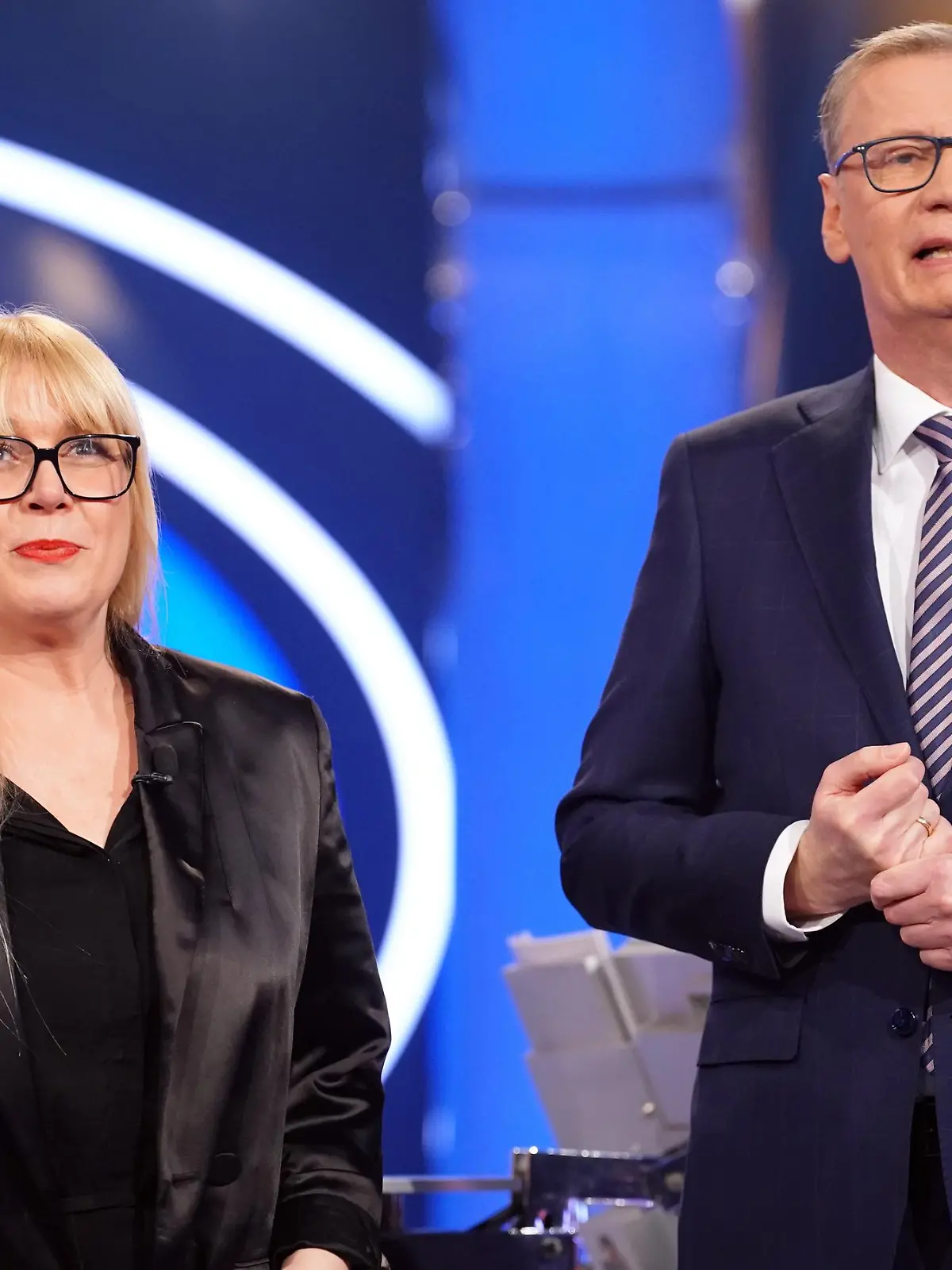 Achtung! Sperrfrist für alle Medien bis Mo., 28.03.2022, 23:25 Uhr!

Moderator Günther Jauch mit Lisa Mühlberger aus Kaiserslautern

Die Verwendung des sendungsbezogenen Materials ist nur mit dem Hinweis und Verlinkung auf RTL+ gestattet.