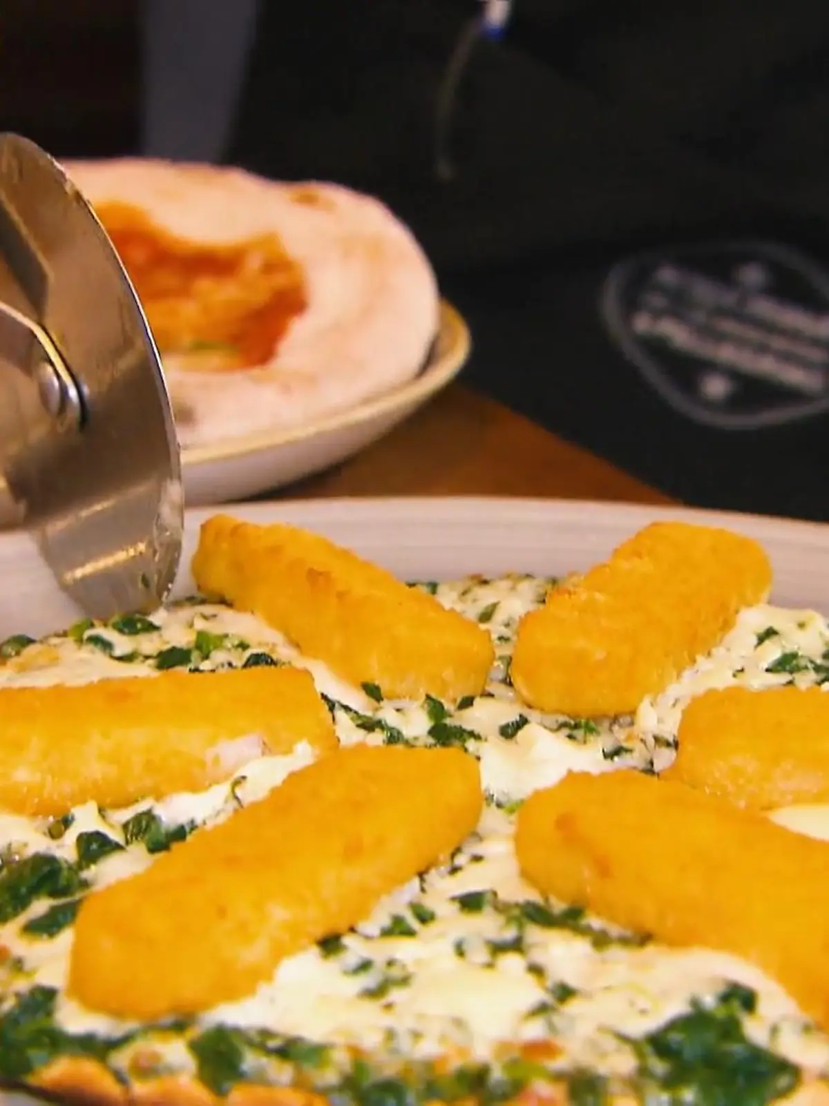 Wir haben die neue Pizza-Kombination mit dem Namen "Ristorante Pizza Bastoncini di Pesce" bereits probiert. Im Video sagen wir Ihnen, wie sie schmeckt.