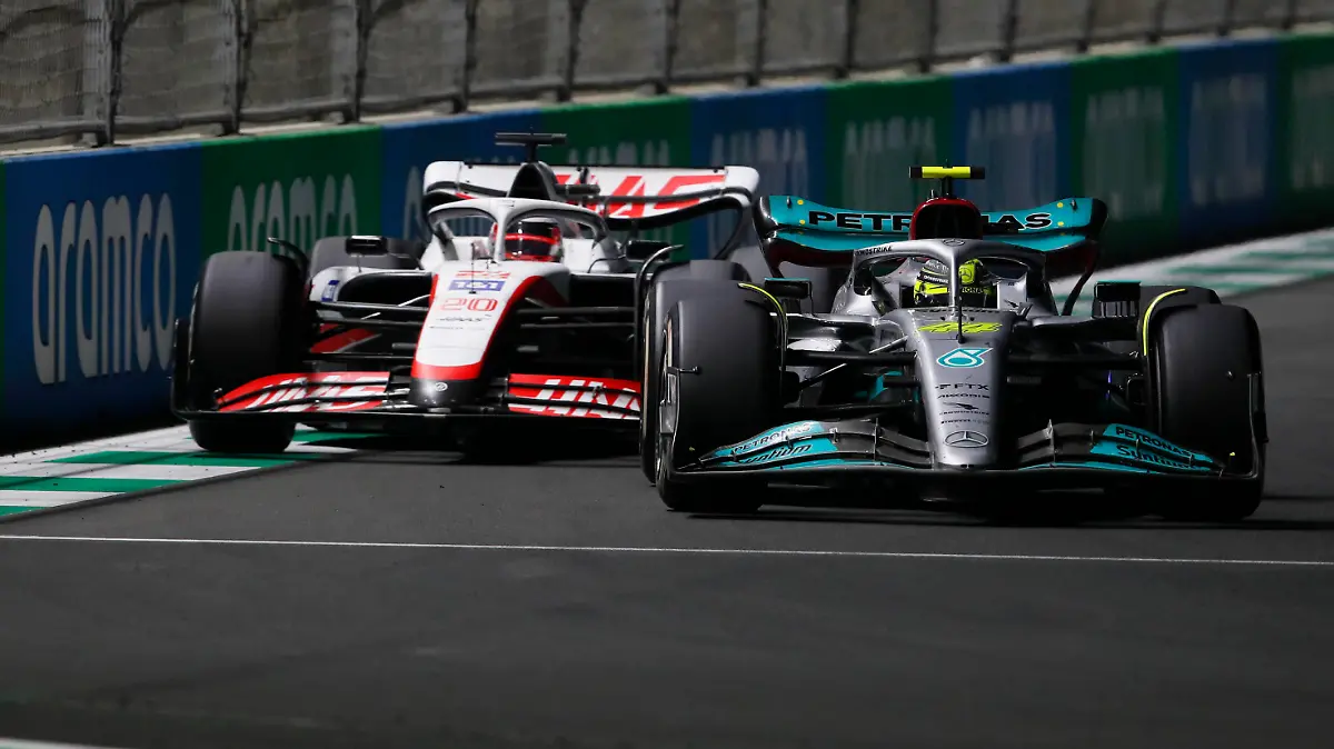  Formula 1 2022: Saudi Arabian GP JEDDAH STREET CIRCUIT, SAUDI ARABIA - MARCH 27: Sir Lewis Hamilton, Mercedes W13, leads Kevin Magnussen, Haas VF-22 during the Saudi Arabian GP at Jeddah Street Circuit on Sunday March 27, 2022 in Jeddah, Saudi Arabia. Photo by Zak Mauger / LAT Images Images PUBLICATIONxINxGERxSUIxAUTxHUNxONLY GP2202_164436_54I6813