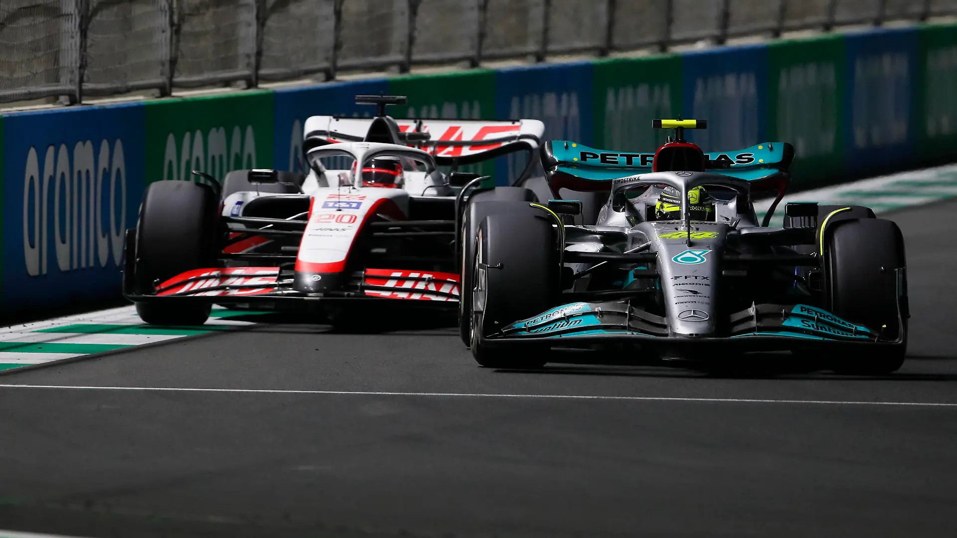 Formula 1 2022: Saudi Arabian GP JEDDAH STREET CIRCUIT, SAUDI ARABIA - MARCH 27: Sir Lewis Hamilton, Mercedes W13, leads Kevin Magnussen, Haas VF-22 during the Saudi Arabian GP at Jeddah Street Circuit on Sunday March 27, 2022 in Jeddah, Saudi Arabia. Photo by Zak Mauger / LAT Images Images PUBLICATIONxINxGERxSUIxAUTxHUNxONLY GP2202_164436_54I6813