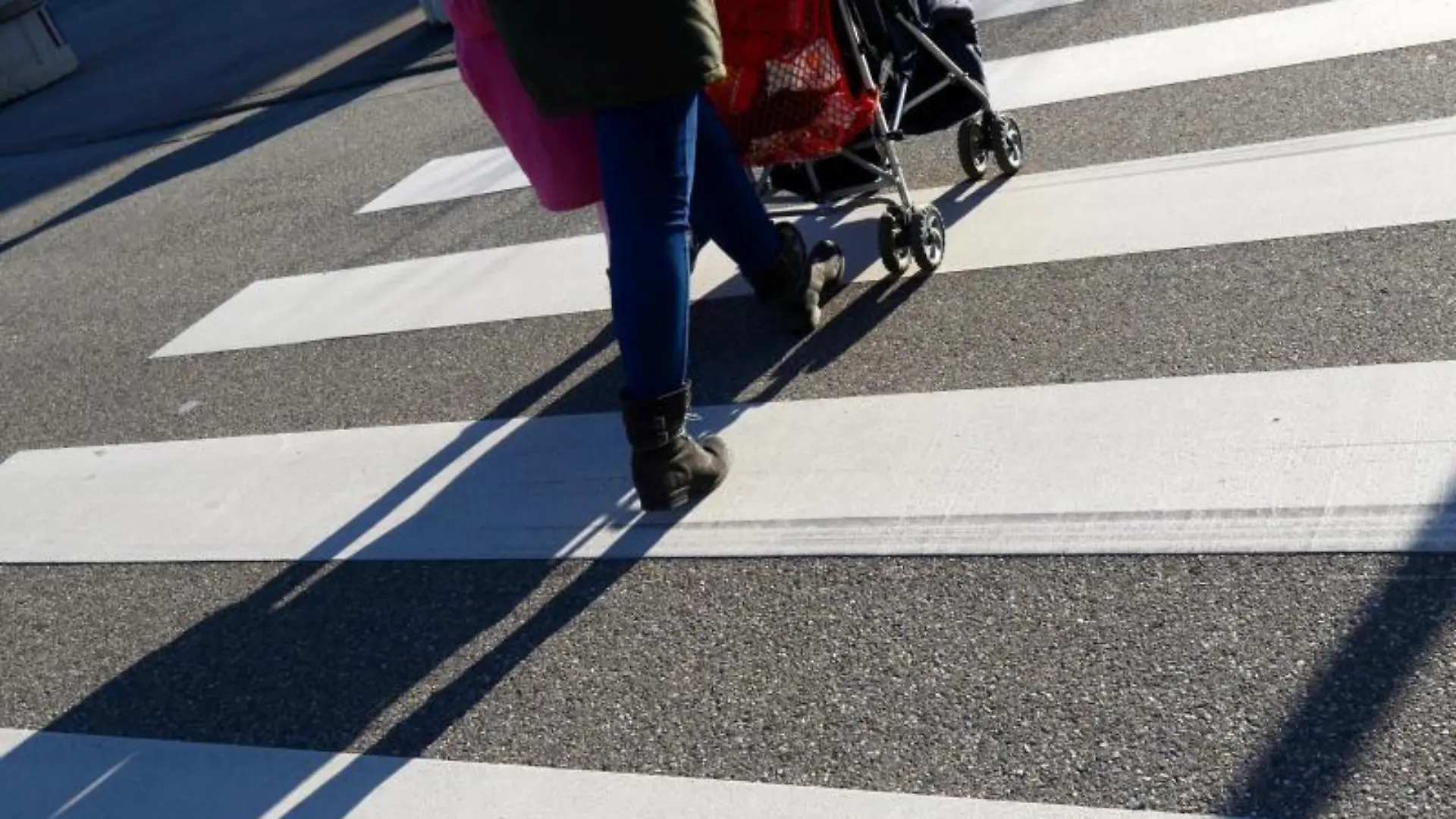 Schatten auf einem Zebrastreifen