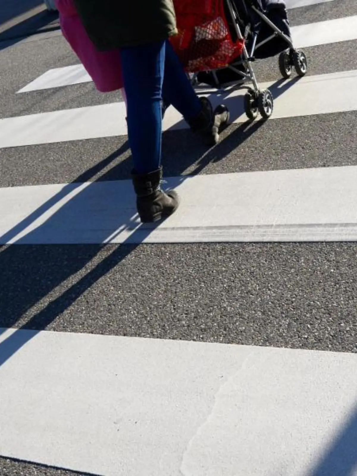 Schatten auf einem Zebrastreifen