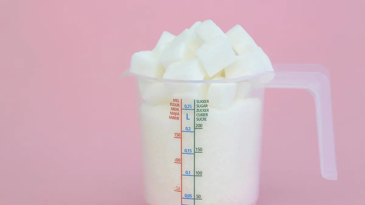 stock, suiker, suikerklontjes, bruine, zoet, ongezond, calorierijk, diabetes, gezondheid, maatbeker, Zucker, Zuckerwürfel, Energie, Kalorie, Würfel, würfeln, Diabetes, Gesundheit, Additiv, Zusatz, Kohlenhydrat, Kochen, Kristall, Köstlich, Köstliches, Lecker, Diät, Diäten, essen, Lebensmittel, Glucose, Süße, Leckereien, Süßigkeit, Süßigkeiten, ungesund, Messbecher, sugar, sugar cubes, energy, calorie, dice, dieting, diabetes, health, additive, carbohydrate, cooking, delicious, diet, dieting, food, glucose, unhealthy, fattening, measuring cup, c PPE/Beijersbergen Wassenaar Holland PUBLICATIONxINxGERxSUIxAUTxONLY Copyright: xPPE/Beijersbergenx