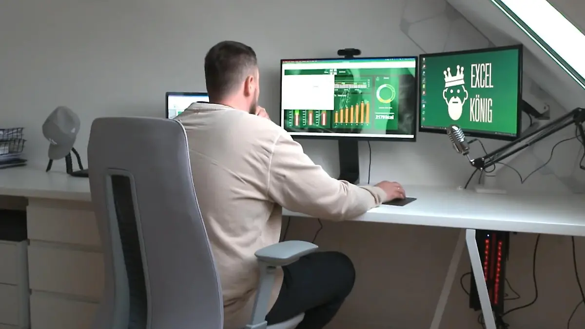 WWM-Kandidat Artur Exler bei der Arbeit: In seinem Büro kann sich der 35-Jährige ungestört seiner Tabellen-Leidenschaft hingeben.