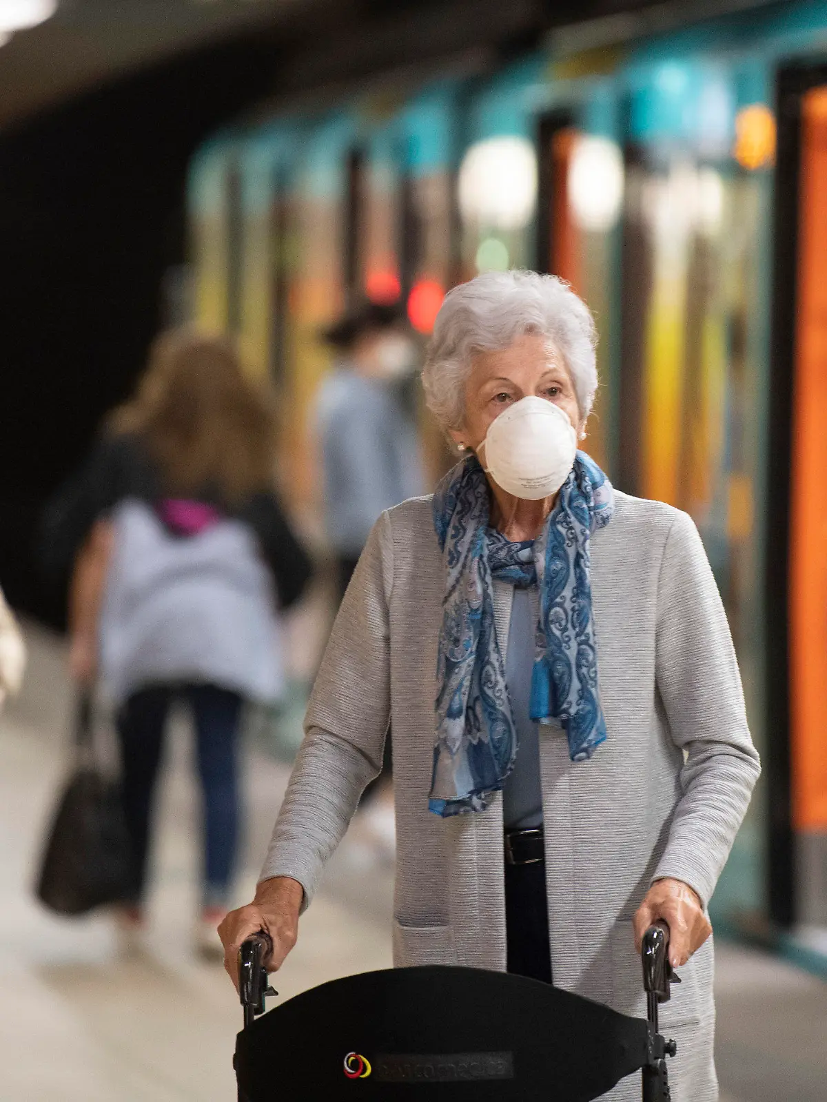 ARCHIV - 27.04.2020, Hessen, Frankfurt/Main: Mit einer Maske schützt sich diese Frau an der Hauptwache gegen das Coronavirus. (zu dpa «Corona-Umfrage: Menschen fühlen sich beim Arzt sicherer als in Bahnen») Foto: Boris Roessler/dpa +++ dpa-Bildfunk +++