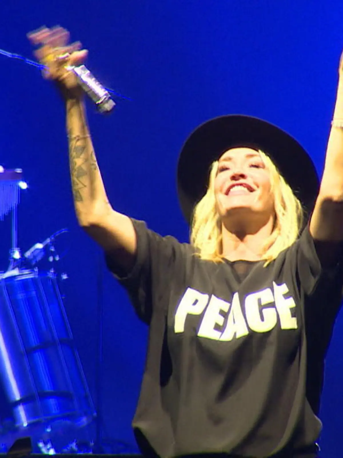 Deutschlands Pop-Queen Sarah Connor (41) hat am Wochenende nach zwei Jahren Corona-Zwangspause ihr Comeback gegeben. Doch über der glitzernden Showbühne der Sängerin schwebt ein dunkler Schatten: Der Ukraine-Krieg belastet sie und ihre Familie. Mit ihrer Musik will sie den Menschen wieder Freude schenken.
