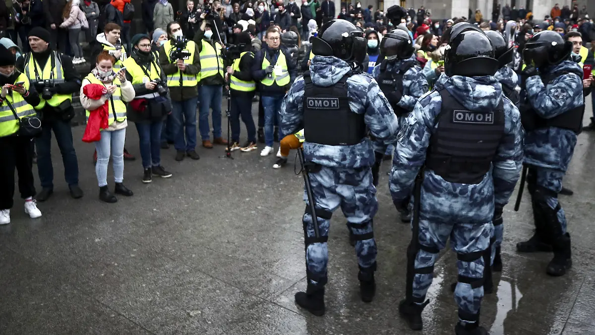 MOSCOW, RUSSIA APRIL 21, 2021: OMON officers (R) and journalists are seen during an unsanctioned rally by supporters of opposition activist Navalny outside the Russian State Library. In February 2021, Navalny had his suspended sentence in the Yves Rocher case converted to a real jail term of three and a half years and sent to a prison colony. On 31 March 2021, Navalny announced in a social media network that he was going on hunger strike and demanded that a doctor be allowed to see him. Valery Sharifulin/TASS