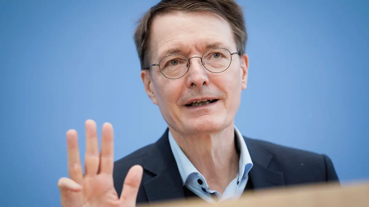 Bundespressekonferenz Aktuelle Corona-Lage Aktuell,25.03.2022,Berlin,Bundesminister für Gesundheit Prof. Dr. Karl Lauterbach im Portrait mit 4 Fingern mit besonderer Geste bei der Bundespressekonferenz zum Thema Aktuelle Corona-Lage Berlin Berlin Deutschland *** Federal Press Conference Current Corona Situation Current,25 03 2022,Berlin,Federal Minister of Health Prof Dr Karl Lauterbach in portrait with 4 fingers with special gesture at the Federal Press Conference on Current Corona Situation Berlin Berlin Germany