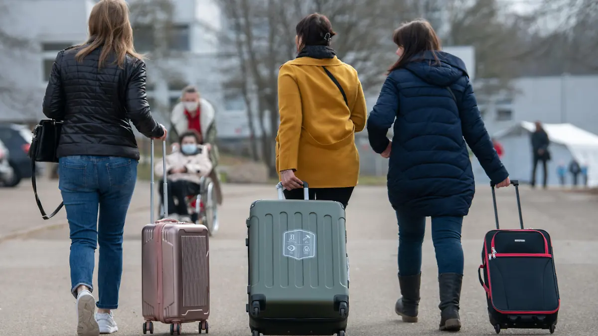 ARCHIV - 18.03.2022, Baden-Württemberg, Ellwangen: Drei aus der Ukraine stammende Frauen gehen in der Landeserstaufnahmestelle für Flüchtlinge (LEA) zu ihrem Quartier. Die LEA ist für viele Geflüchtete der erste Anlaufpunkt in BadenWürttemberg, bevor sie auf die Gemeinden im Land verteilt werden. (zu dpa: «Ukraine-Flüchtlinge fit für Südwest-Arbeitsmarkt machen») Foto: Stefan Puchner/dpa +++ dpa-Bildfunk +++