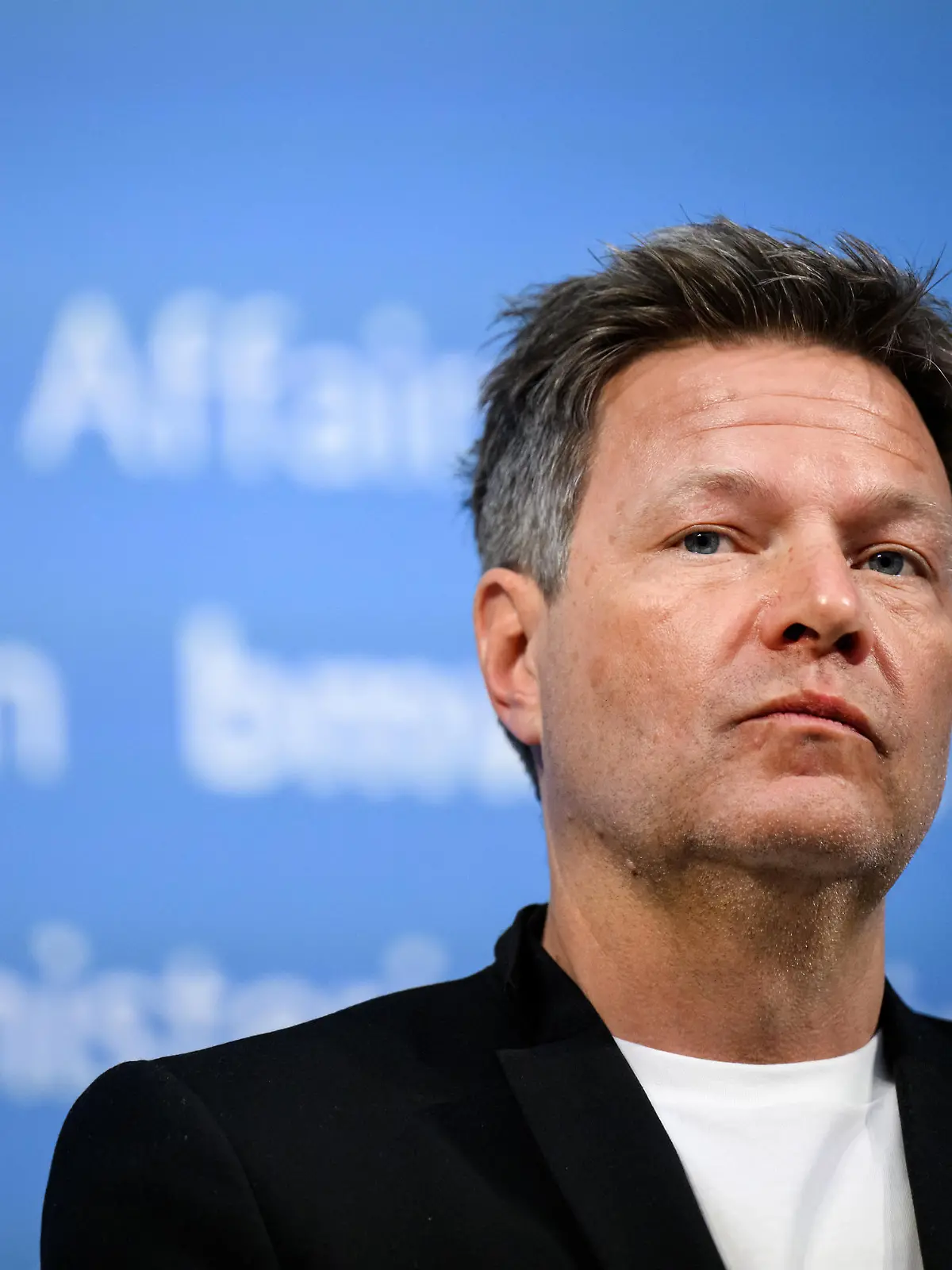 Robert Habeck (Bündnis 90/Die Grünen), Bundesminister für Wirtschaft und Klimaschutz, äußert sich bei einer Pressekonferenz im Anschluss an das virtuelle G7-Energieministertreffen im Bundesministerium für Wirtschaft und Klimaschutz. Die G7 Energieminister sind heute auf Einladung von Vizekanzler Habeck zu einer kurzfristigen virtuellen Schalte zusammengetroffen und haben die aktuelle Lage rund um den Krieg in der Ukraine beraten.