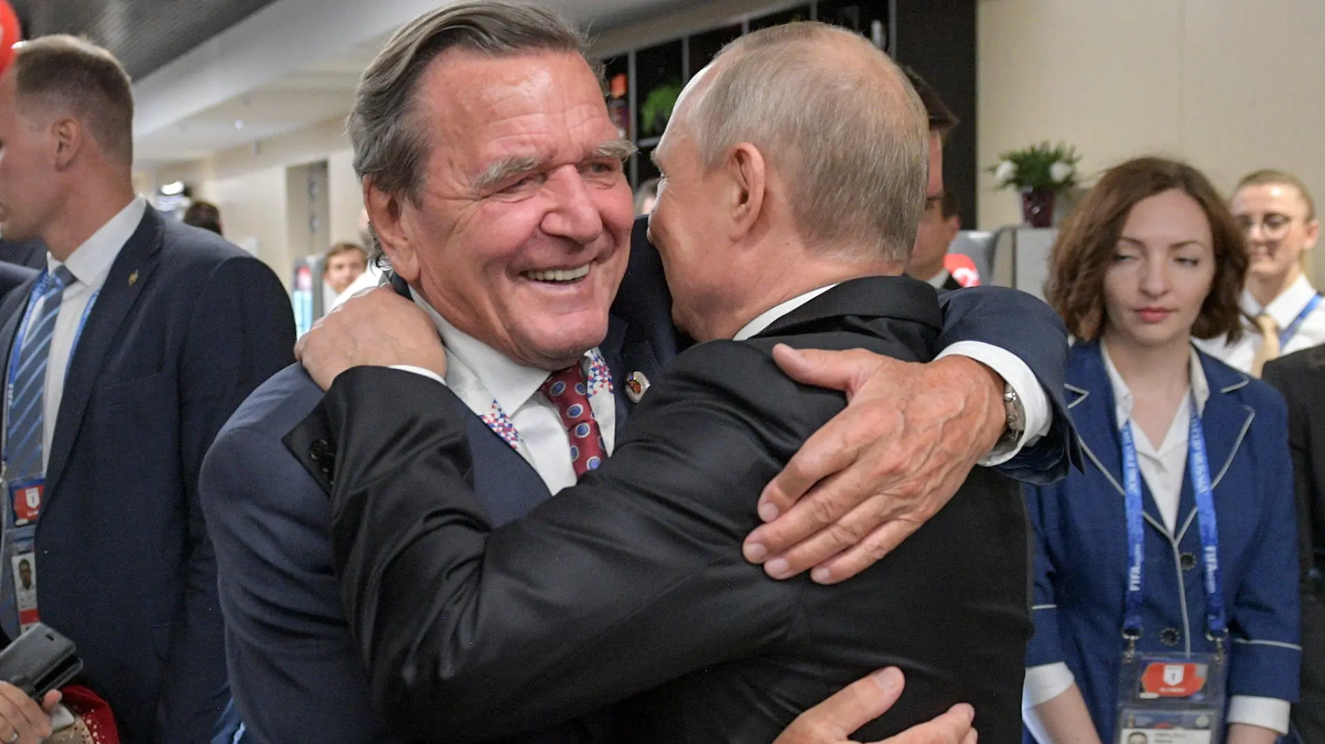 ARCHIV - 14.06.2018, Russland, Moskau: Gerhard Schröder (SPD, l), ehemaliger Bundeskanzler, umarmt Wladimir Putin, Präsident von Russland, nach dem WM-Eröffnungsspiel Russland gegen Saudi-Arabien. Die Kritik am Engagement des früheren SPD-Kanzlers Schröder für russische Gasgeschäfte reißt nicht ab. Foto: Alexei Druzhinin/TASS/dpa +++ dpa-Bildfunk +++
