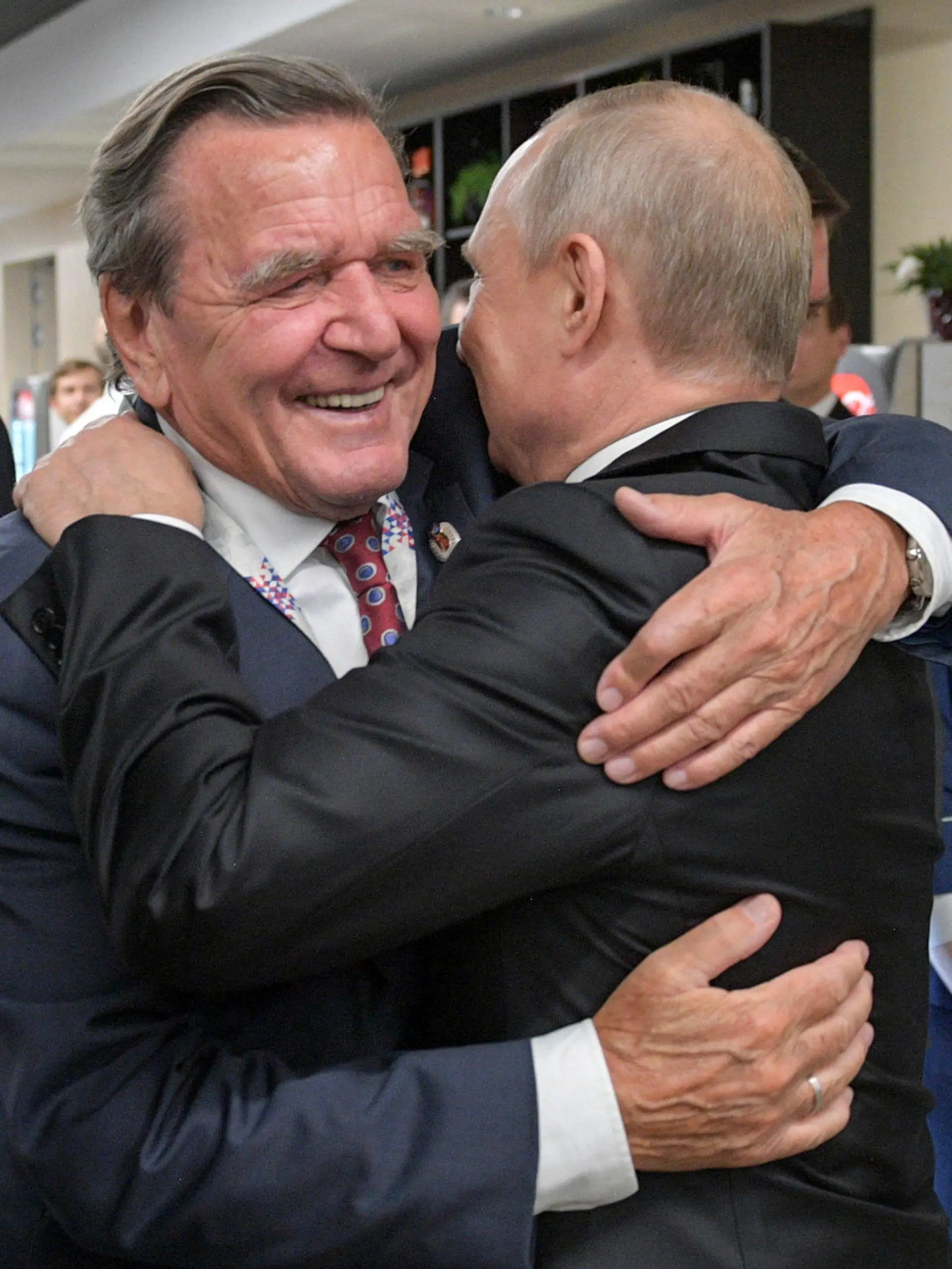 ARCHIV - 14.06.2018, Russland, Moskau: Gerhard Schröder (SPD, l), ehemaliger Bundeskanzler, umarmt Wladimir Putin, Präsident von Russland, nach dem WM-Eröffnungsspiel Russland gegen Saudi-Arabien. Die Kritik am Engagement des früheren SPD-Kanzlers Schröder für russische Gasgeschäfte reißt nicht ab. Foto: Alexei Druzhinin/TASS/dpa +++ dpa-Bildfunk +++