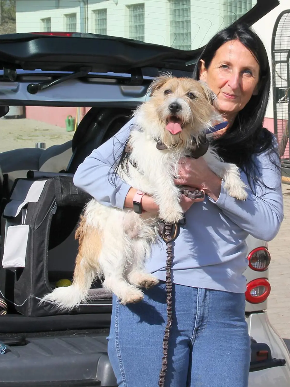 Bild von Hund Eddie mit seinem neuen Frauchen Susanne aus dem Saarland