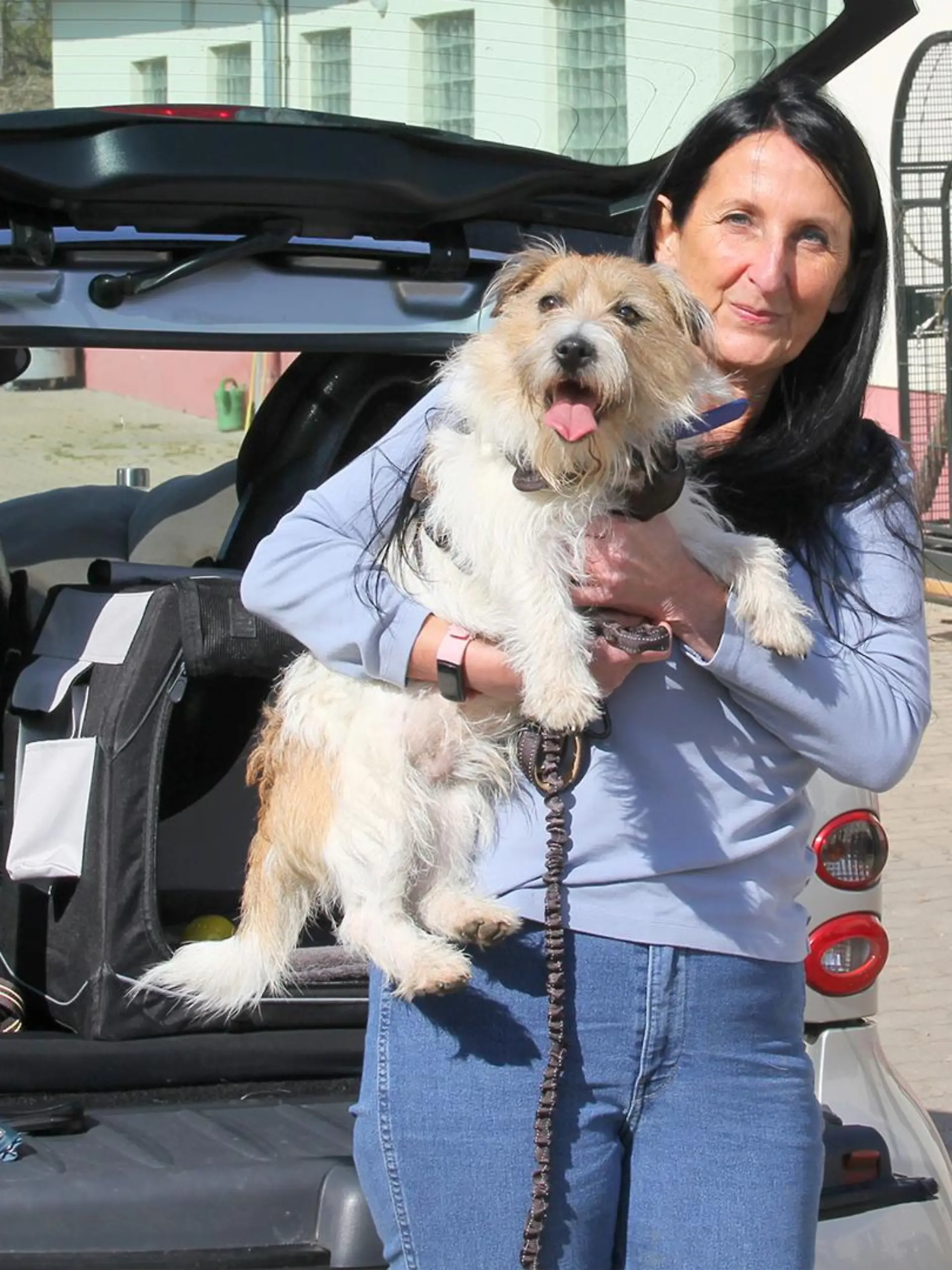 Bild von Hund Eddie mit seinem neuen Frauchen Susanne aus dem Saarland