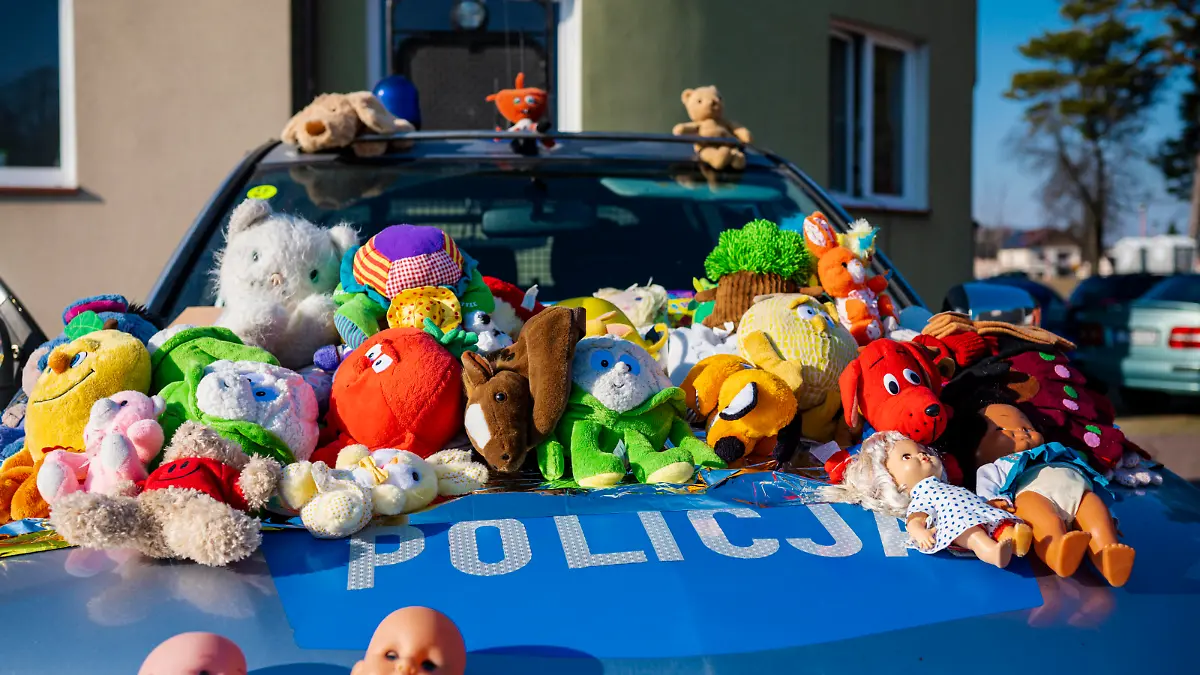 Ukraine Hilfe aus Witten/Schwerte/Dortmund Hilfskonvoi für Flüchtlinge aus Schwerte, Witten, Dortmund startet an die polnisch ukrainische Grenze, Plüschtiere liegen auf der Motorhaube eines polnischen Polizeiwagens, Witten Nordrhein-Westfalen Deutschland *** Ukraine aid from Witten Schwerte Dortmund aid convoy for refugees from Schwerte, Witten, Dortmund starts to the Polish-Ukrainian border, stuffed animals lie on the hood of a Polish police car, Witten North Rhine Westphalia Germany Copyright: xChristopherxNeundorfx