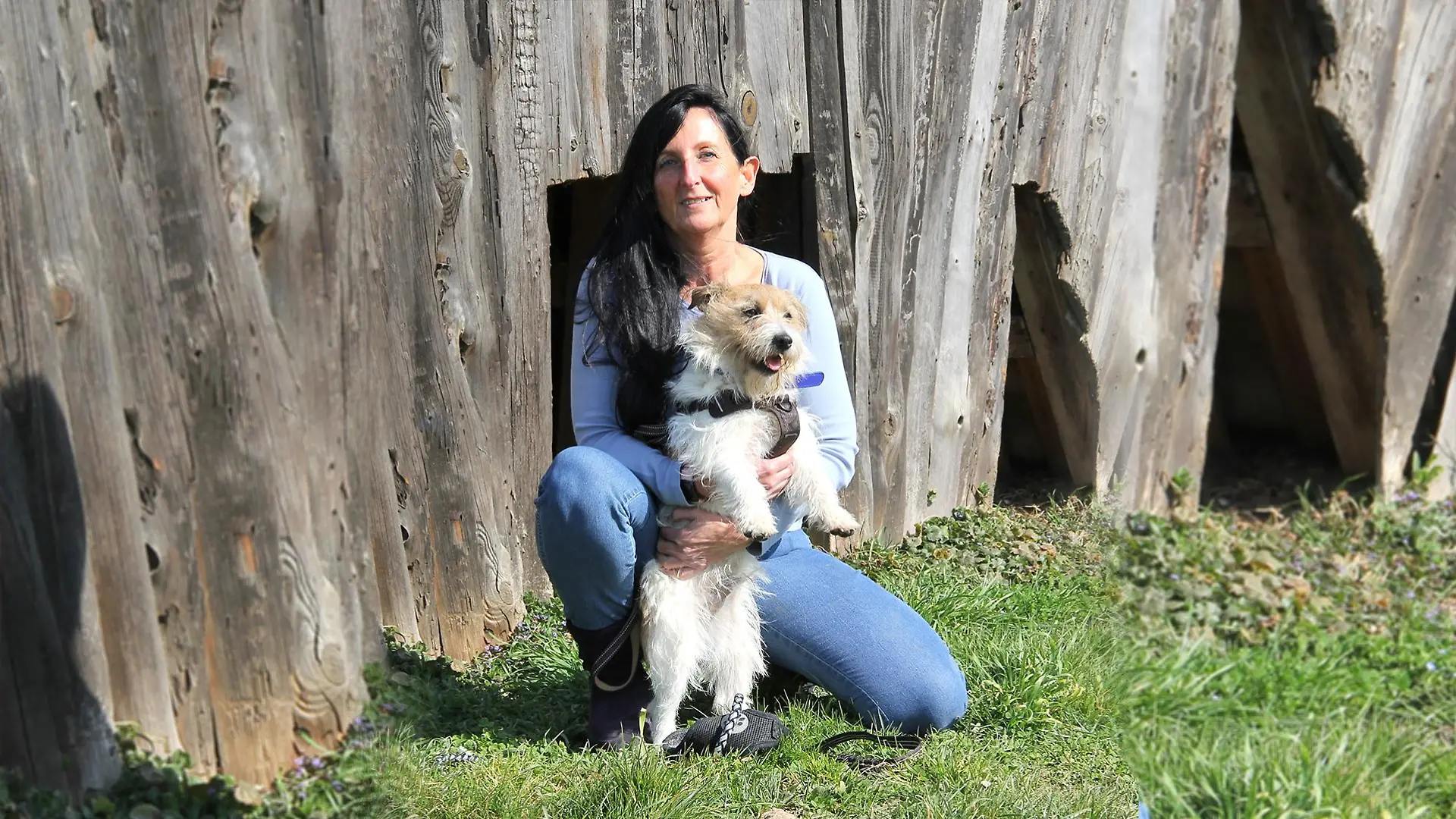 Bild von Hund Eddie mit seinem neuen Frauchen Susanne.