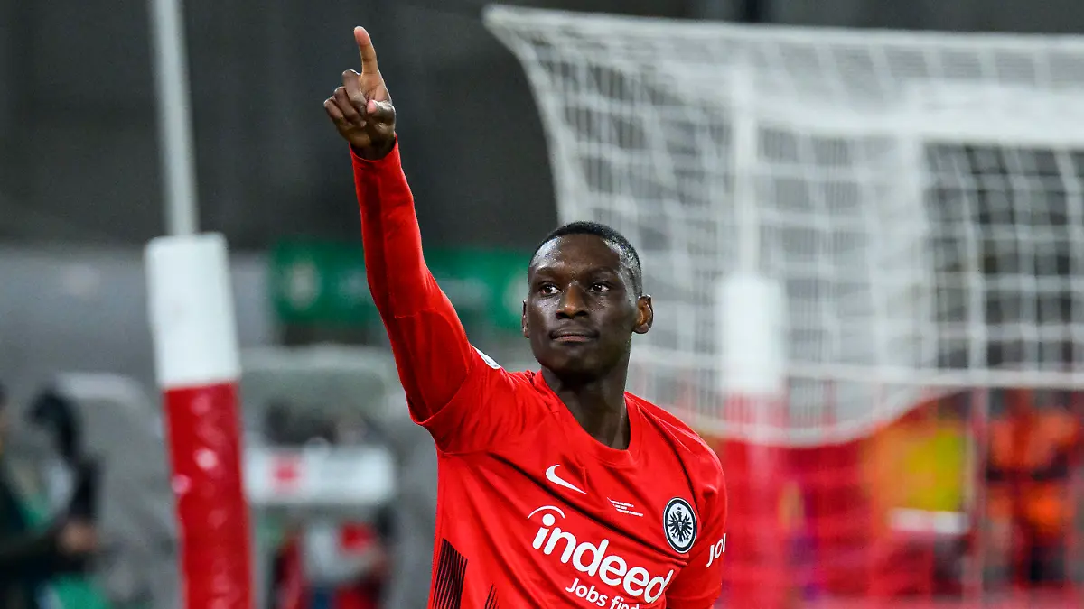 ARCHIV - 03.05.2023, Baden-Württemberg, Stuttgart: Fußball: DFB-Pokal, VfB Stuttgart - Eintracht Frankfurt, Halbfinale, Mercedes-Benz-Arena. Frankfurts Randal Kolo Muani jubelt nach seinem Tor zum 1:3. Der Franzose soll von Paris Saint-Germain umworben werden. (zu dpa: «Neue Spekulationen um Wechsel von Kolo Muani nach Paris») Foto: Tom Weller/dpa +++ dpa-Bildfunk +++