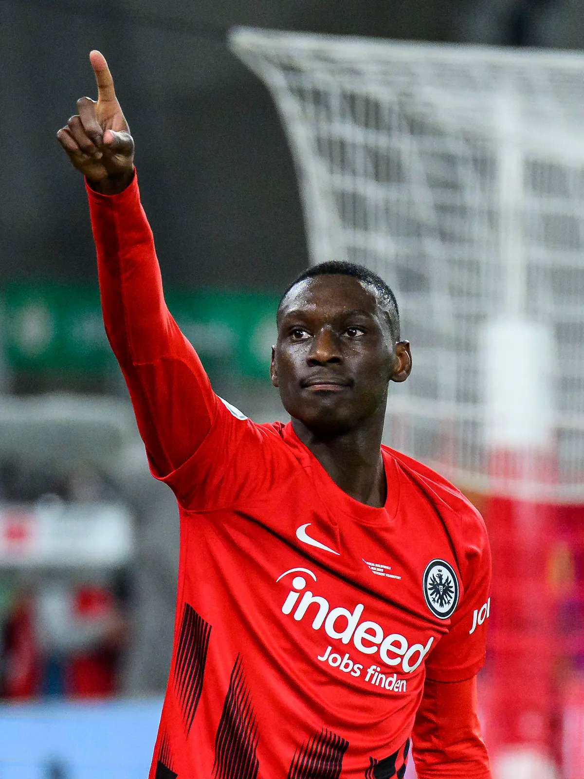 ARCHIV - 03.05.2023, Baden-Württemberg, Stuttgart: Fußball: DFB-Pokal, VfB Stuttgart - Eintracht Frankfurt, Halbfinale, Mercedes-Benz-Arena. Frankfurts Randal Kolo Muani jubelt nach seinem Tor zum 1:3. Der Franzose soll von Paris Saint-Germain umworben werden. (zu dpa: «Neue Spekulationen um Wechsel von Kolo Muani nach Paris») Foto: Tom Weller/dpa +++ dpa-Bildfunk +++