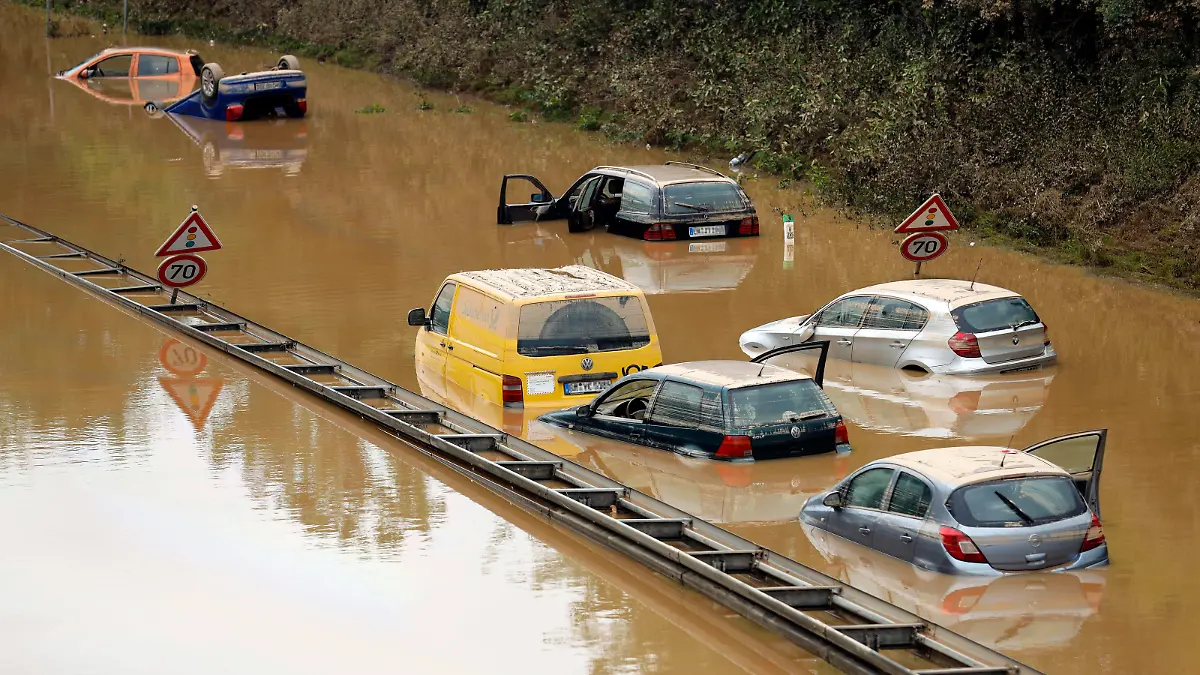 Nach der Hochwasser-Katastrophe im Erftkreis gehen die Aufräumarbeiten weiter. Bei den Bergungsarbeiten der zerstörten Autos in Erftstadt-Liblar kommen auch Sonar, Bundeswehrpanzer und Taucher zum Einsatz: Sie überprüfen die massiv beschädigten Fahrzeuge auf der B256 Luxemburger Straße. Die Fahrer der Autos und LKWs waren von den Wassermassen überrascht worden, konnten sich nach bisherigen Erkenntnissen offenbar noch eilig in Sicherheit bringen. Erftstadt, 17.07.2021 *** After the flood disaster in the Erftkreis, the cleanup work continues In the recovery work of the destroyed cars in Erftstadt Liblar, sonar, Bundeswehr tanks and divers are also used They check the massively damaged vehicles on the B256 Luxemburger Straße The drivers Foto:xC.xHardtx/xFuturexImage