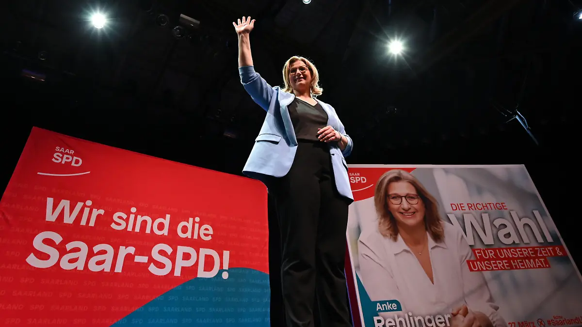 27.03.2022, Saarland, Saarbrücken: Anke Rehlinger, SPD-Spitzenkandidatin, stellvertretende Ministerpräsidentin des Saarlandes und stellvertretende SPD-Bundesvorsitzende, steht auf der SPD-Wahlparty zur Landtagswahl im Saarland auf der Bühne. Foto: Arne Dedert/dpa +++ dpa-Bildfunk +++