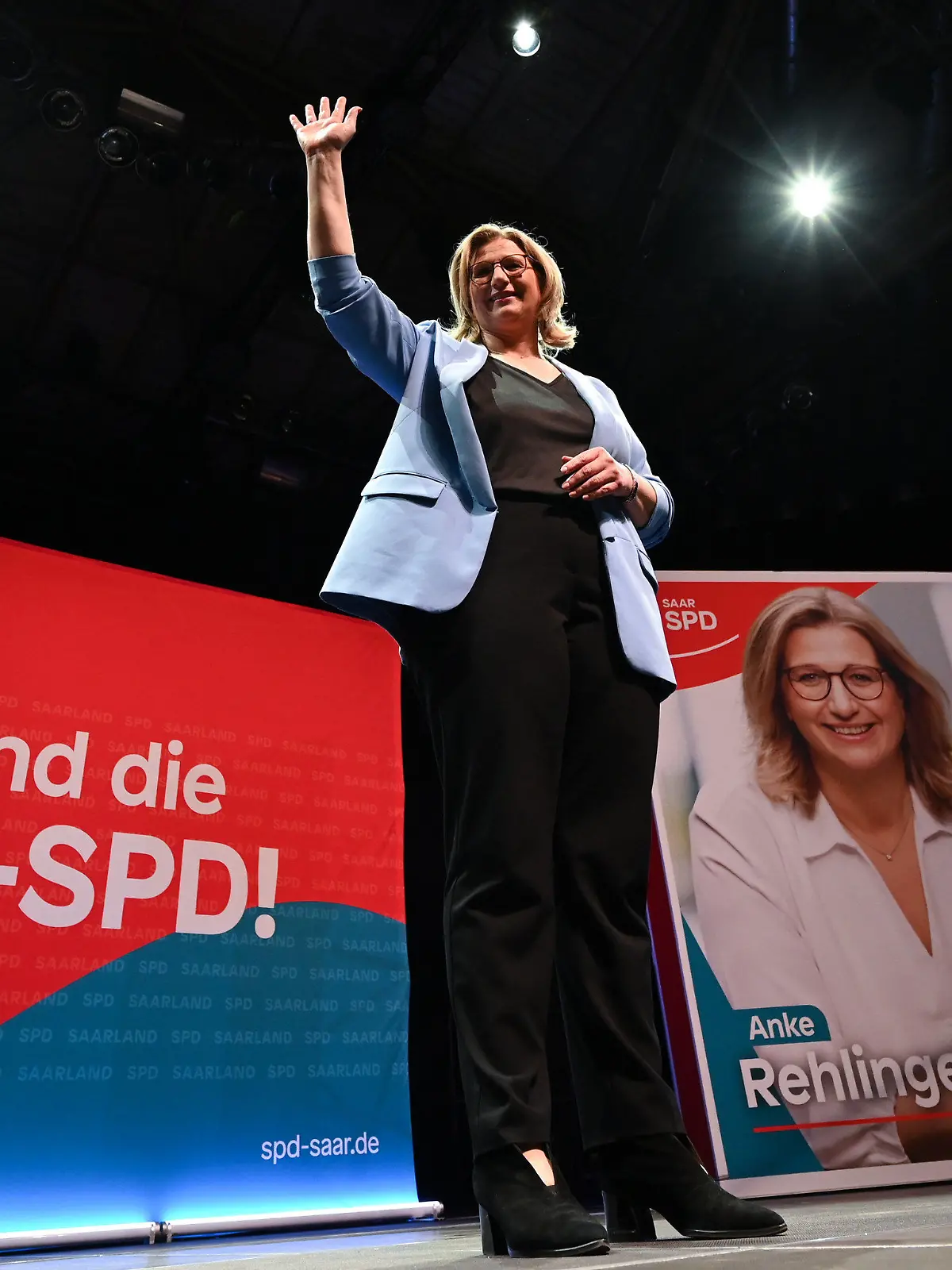 27.03.2022, Saarland, Saarbrücken: Anke Rehlinger, SPD-Spitzenkandidatin, stellvertretende Ministerpräsidentin des Saarlandes und stellvertretende SPD-Bundesvorsitzende, steht auf der SPD-Wahlparty zur Landtagswahl im Saarland auf der Bühne. Foto: Arne Dedert/dpa +++ dpa-Bildfunk +++