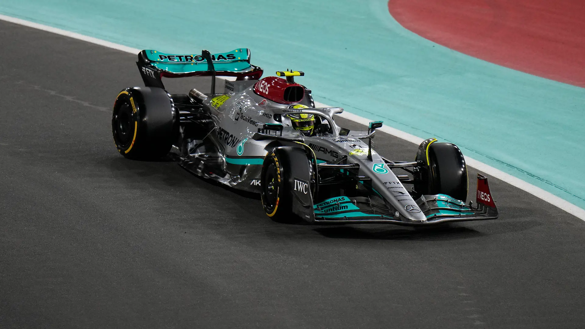 26.03.2022, Saudi-Arabien, Dschidda: Motorsport: Formel-1-Weltmeisterschaft, Grand Prix von Saudi-Arabien, Qualifying: Lewis Hamilton aus Großbritannien vom Team Mercedes in Aktion. Foto: Hassan Ammar/AP/dpa +++ dpa-Bildfunk +++