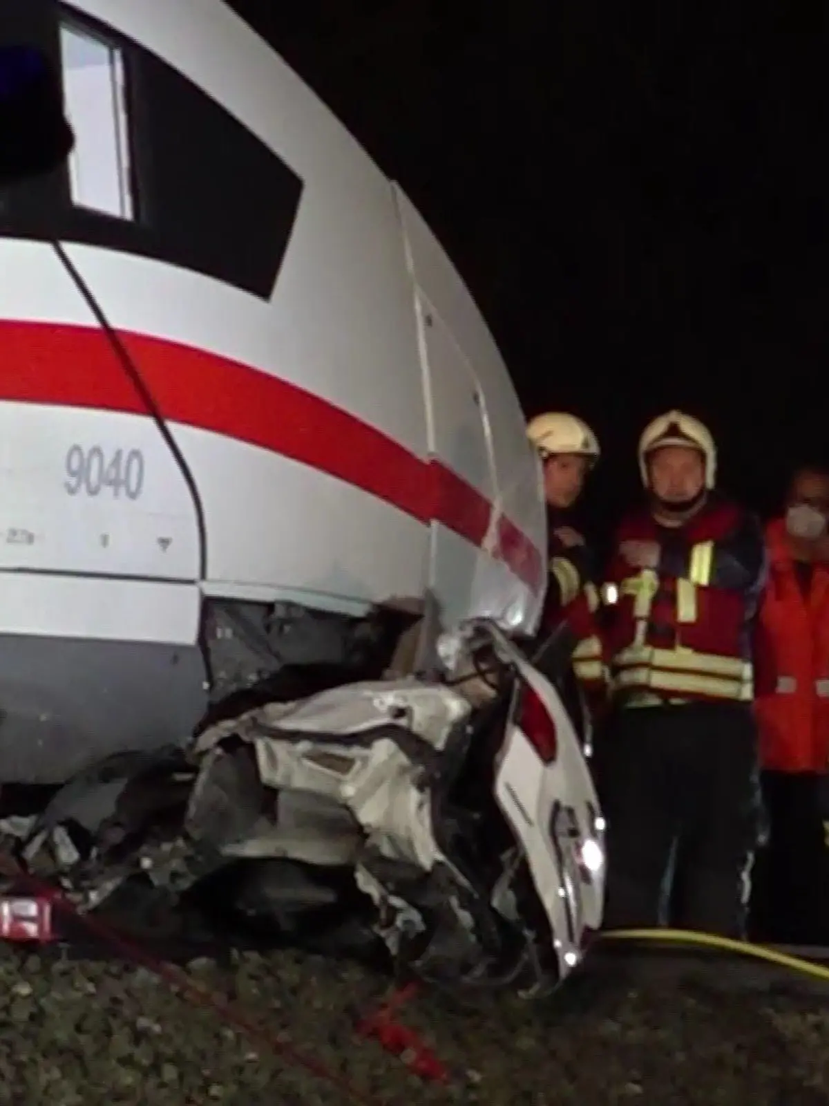 Peine (Niedersachsen): Auto an Bahnübergang von ICE erfasst - und bis zur Unkenntlichkeit zerstört