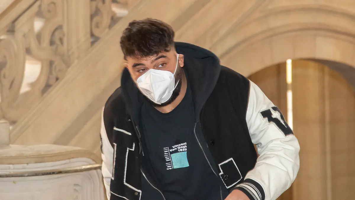Bild-Motiv: Zeuge Hussein Akkouche alias Samra Berlin den 21.03.2022 9.30 Strafkammer 38, Saal 500 Delikt: versuchte schwere raeuberische Erpressung, Freiheitsberaubung, gefaehrliche Koerperverletzung, Noetigung, Beleidigung, Untreue u.a. 1 Arafat Abou-Chaker 2 Yasser Abou-Chaker 3 Nasser Abou-Chaker 4 Rommel Abou-Chaker -Sicherheitsverfuegung- -Akkreditierung- Das Verfahren richtet sich gegen Arafat A.-C. und drei seiner Brueder wegen verschiedener Vorwuerfe zum Nachteil des Rappers Bushido. Arafat A.-C. und Anis F. alias Bushido seien einst Partner im Musikgeschaeft gewesen. Die Taten sollen sich im Anschluss der 2017 von Bushido ausgehenden Aufloesung der geschaeftlichen Beziehungen zu Arafat A.-C. ereignet haben. Die Staa