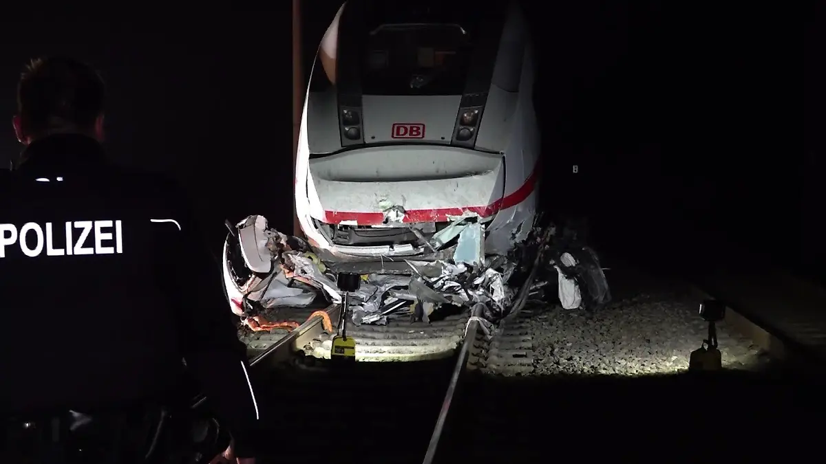 Autowrack nach ICE-Unfall bei Peine (Niedersachsen)
