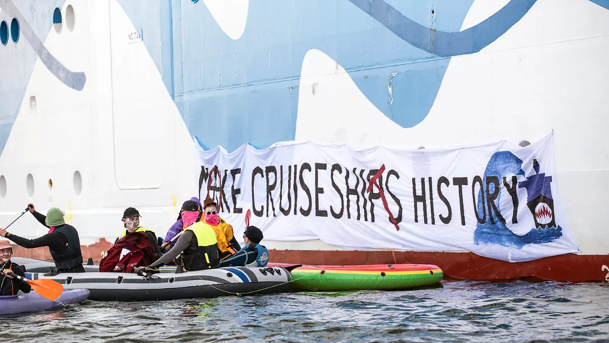 17.06.2023, Mecklenburg-Vorpommern, Rostock-Warnemünde: Klimaaktivisten versuchen auf Kanus und aufblasbaren Booten das Kreuzfahrtschiff «Aida Diva» am Auslaufen zu hindern. Die Aktivisten haben eine Aktion gegen den Kreuzfahrttourismus gestartet. Foto: Frank Hormann/dpa +++ dpa-Bildfunk +++