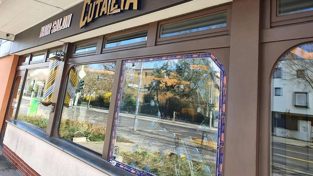 Vor dem Frisuersalon in Berlin Lichterfelde sollen Schüsse gefallen sein.