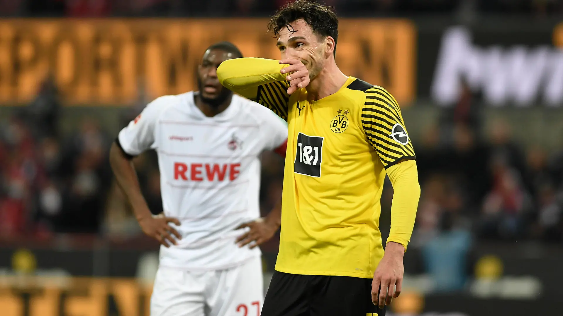 20.03.2022, Koeln, Deutschland, RheinEnergieStadion, 1. FC Koeln vs. Borussia Dortmund - 1. Bundesliga, Mats Hummels Borussia Dortmund gestikuliert Foto Ralf Treese DFB / DFL REGULATIONS PROHIBIT ANY USE OF PHOTOGRAPHS AS IMAGE SEQUENCES AND/OR QUASI-VIDEO. Koeln RheinEnergieStadion Nordrhein-Westfalen Deutschland *** 20 03 2022, Koeln, Germany, RheinEnergieStadion, 1 FC Koeln vs Borussia Dortmund 1 Bundesliga, Mats Hummels Borussia Dortmund gestures photo Ralf Treese DFB DFL REGULATES PROHIBIT ANY USE OF PHOTOGRAPHS AS IMAGE SEQUENCES AND OR QUASI VIDEO Koeln RheinEnergieStadion Nordrhein Westfalen Germany PUBLICATIONxINxGERxSUIxAUTxONLY / 521_KOEBVB20220320_057 / Treese-521