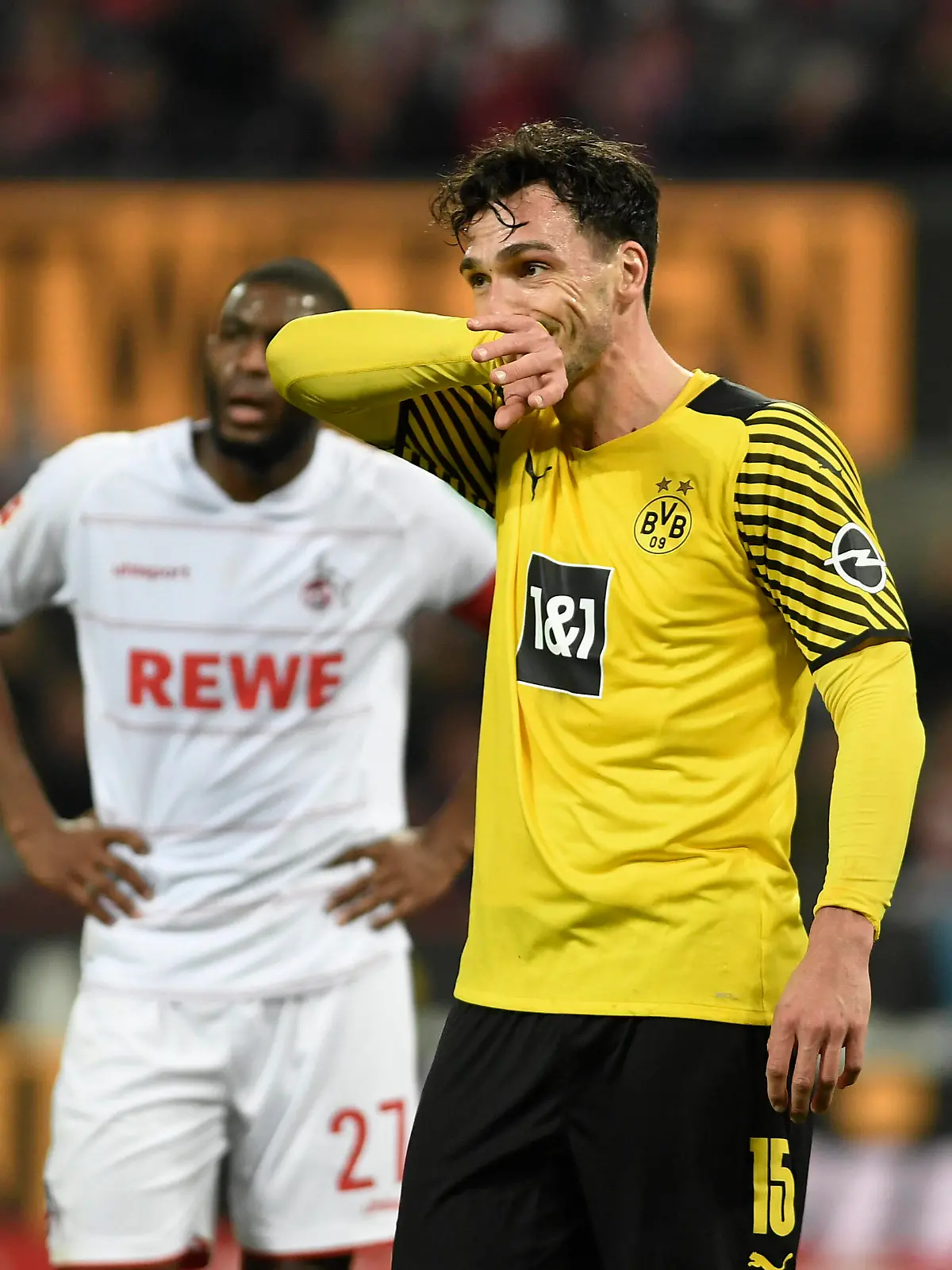 20.03.2022, Koeln, Deutschland, RheinEnergieStadion, 1. FC Koeln vs. Borussia Dortmund - 1. Bundesliga, Mats Hummels Borussia Dortmund gestikuliert Foto Ralf Treese DFB / DFL REGULATIONS PROHIBIT ANY USE OF PHOTOGRAPHS AS IMAGE SEQUENCES AND/OR QUASI-VIDEO. Koeln RheinEnergieStadion Nordrhein-Westfalen Deutschland *** 20 03 2022, Koeln, Germany, RheinEnergieStadion, 1 FC Koeln vs Borussia Dortmund 1 Bundesliga, Mats Hummels Borussia Dortmund gestures photo Ralf Treese DFB DFL REGULATES PROHIBIT ANY USE OF PHOTOGRAPHS AS IMAGE SEQUENCES AND OR QUASI VIDEO Koeln RheinEnergieStadion Nordrhein Westfalen Germany PUBLICATIONxINxGERxSUIxAUTxONLY / 521_KOEBVB20220320_057 / Treese-521 