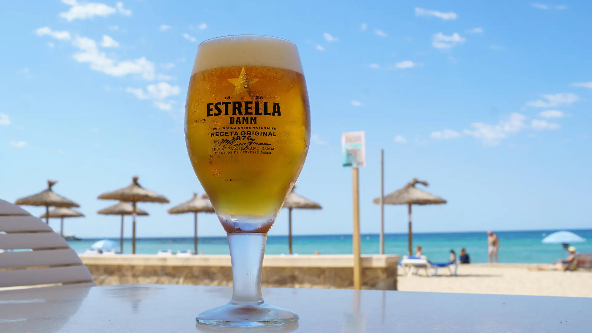 Playa Ciudad Jardin auf Mallorca im zweiten Jahr der Corona-Pandemie Frühsommer 2021 - Estrella Damm ist ein spanisches Bier nach Pilsner Brauart und die wichtigste Marke der in Barcelona ansässigen Brauerei S.A. Damm.Playa Ciudad Jardin auf Mallorca im zweiten Jahr der Corona-Pandemie Frühsommer 2021 - Estrella Damm ist ein spanisches Bier nach Pilsner Brauart und die wichtigste Marke der in Barcelona ansässigen Brauerei S.A. Damm., Mallorca Balearische Inseln Spanien Playa de Palma *** Playa Ciudad Jardin in Mallorca in the second year of Corona Pandemic Early Summer 2021 Estrella Damm is a Spanish Pilsner beer and the main brand of the Barcelona-based brewery S A Damm Playa Ciudad Jardin in Mallorca in the second year of C