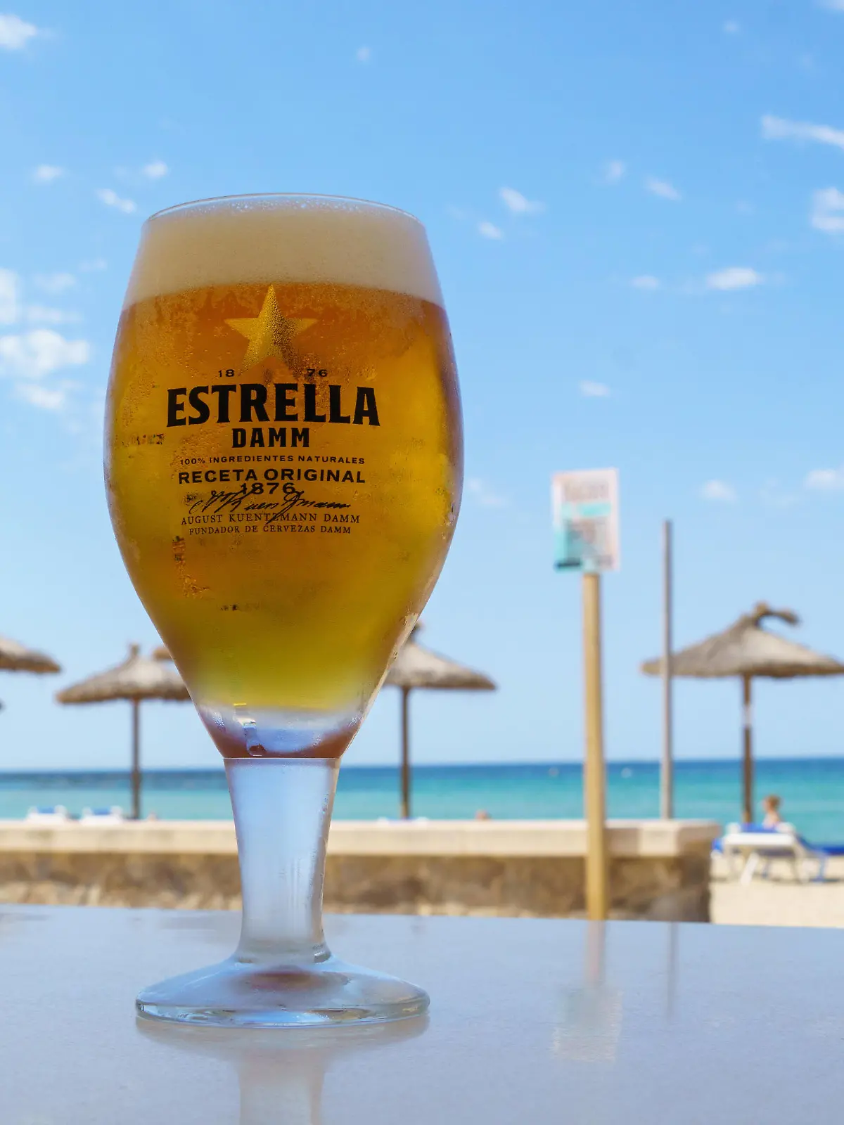  Playa Ciudad Jardin auf Mallorca im zweiten Jahr der Corona-Pandemie Frühsommer 2021 - Estrella Damm ist ein spanisches Bier nach Pilsner Brauart und die wichtigste Marke der in Barcelona ansässigen Brauerei S.A. Damm.Playa Ciudad Jardin auf Mallorca im zweiten Jahr der Corona-Pandemie Frühsommer 2021 - Estrella Damm ist ein spanisches Bier nach Pilsner Brauart und die wichtigste Marke der in Barcelona ansässigen Brauerei S.A. Damm., Mallorca Balearische Inseln Spanien Playa de Palma *** Playa Ciudad Jardin in Mallorca in the second year of Corona Pandemic Early Summer 2021 Estrella Damm is a Spanish Pilsner beer and the main brand of the Barcelona-based brewery S A Damm Playa Ciudad Jardin in Mallorca in the second year of C
