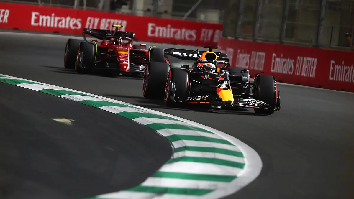Formel 1 Großer Preis von Saudi-Arabien / 26.03.2022, Jeddah Corniche Circuit, Dschidda, Formel 1 Großer Preis von Saudi-Arabien ,im Bild Max Verstappen NEL, Oracle Red Bull Racing, Carlos Sainz Jr. ESP, Scuderia Ferrari *** Formula 1 Saudi Arabia Grand Prix 26 03 2022, Jeddah Corniche Circuit, Jeddah, Formula 1 Saudi Arabia Grand Prix ,in picture Max Verstappen NEL , Oracle Red Bull Racing, Carlos Sainz Jr ESP , Scuderia Ferrari nordphotoxGmbHx/xBratic nph00250 