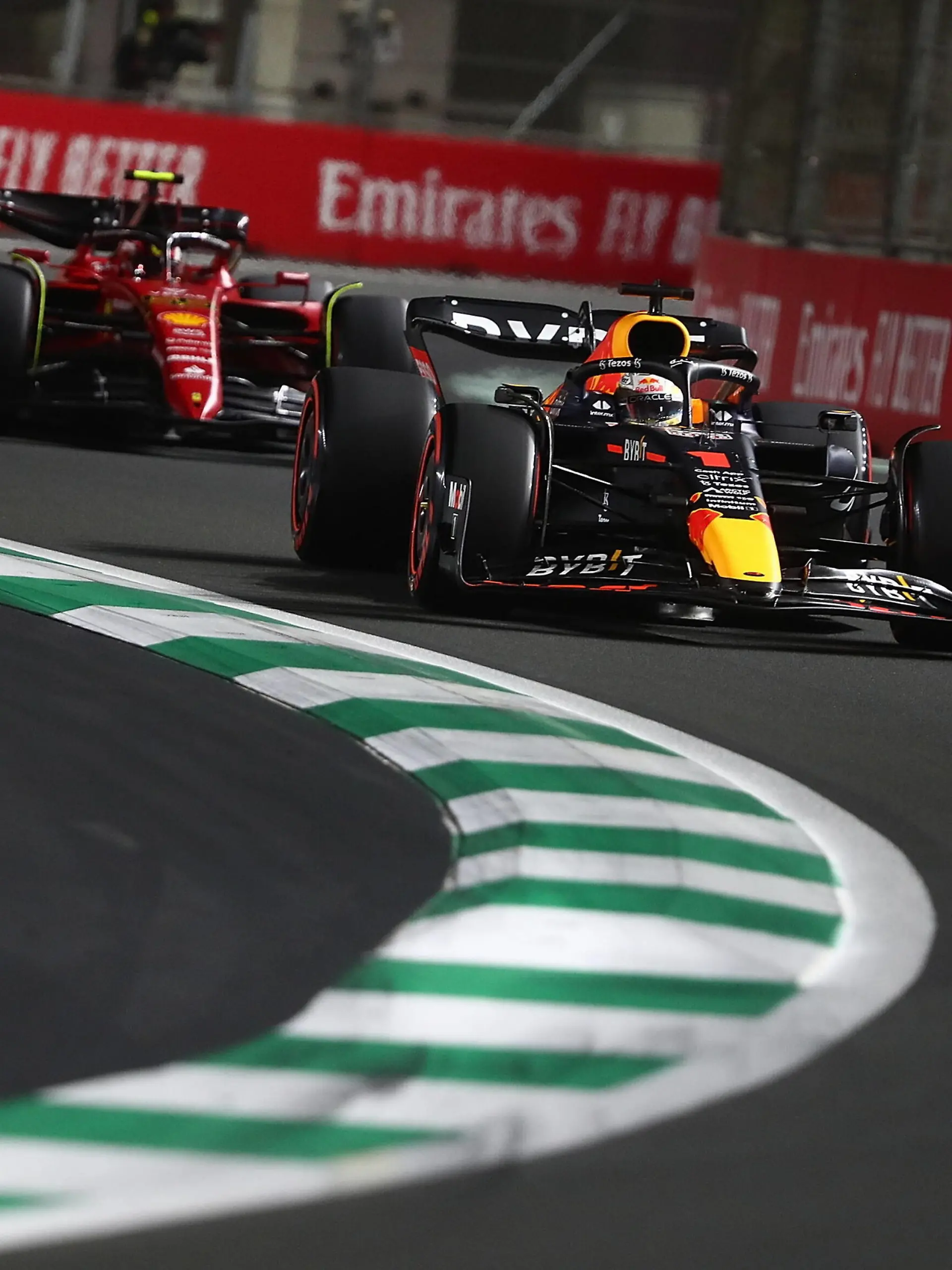 Formel 1 Großer Preis von Saudi-Arabien / 26.03.2022, Jeddah Corniche Circuit, Dschidda, Formel 1 Großer Preis von Saudi-Arabien ,im Bild Max Verstappen NEL, Oracle Red Bull Racing, Carlos Sainz Jr. ESP, Scuderia Ferrari *** Formula 1 Saudi Arabia Grand Prix 26 03 2022, Jeddah Corniche Circuit, Jeddah, Formula 1 Saudi Arabia Grand Prix ,in picture Max Verstappen NEL , Oracle Red Bull Racing, Carlos Sainz Jr ESP , Scuderia Ferrari nordphotoxGmbHx/xBratic nph00250 