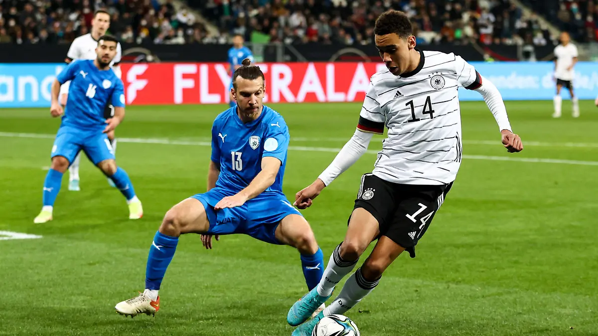 26.03.2022, Baden-Württemberg, Sinsheim: Fußball: Länderspiele, Deutschland - Israel, PreZero Arena. Deutschlands Jamal Musiala (r) und Israels Sean Goldberg kämpfen um den Ball. Foto: Christian Charisius/dpa +++ dpa-Bildfunk +++