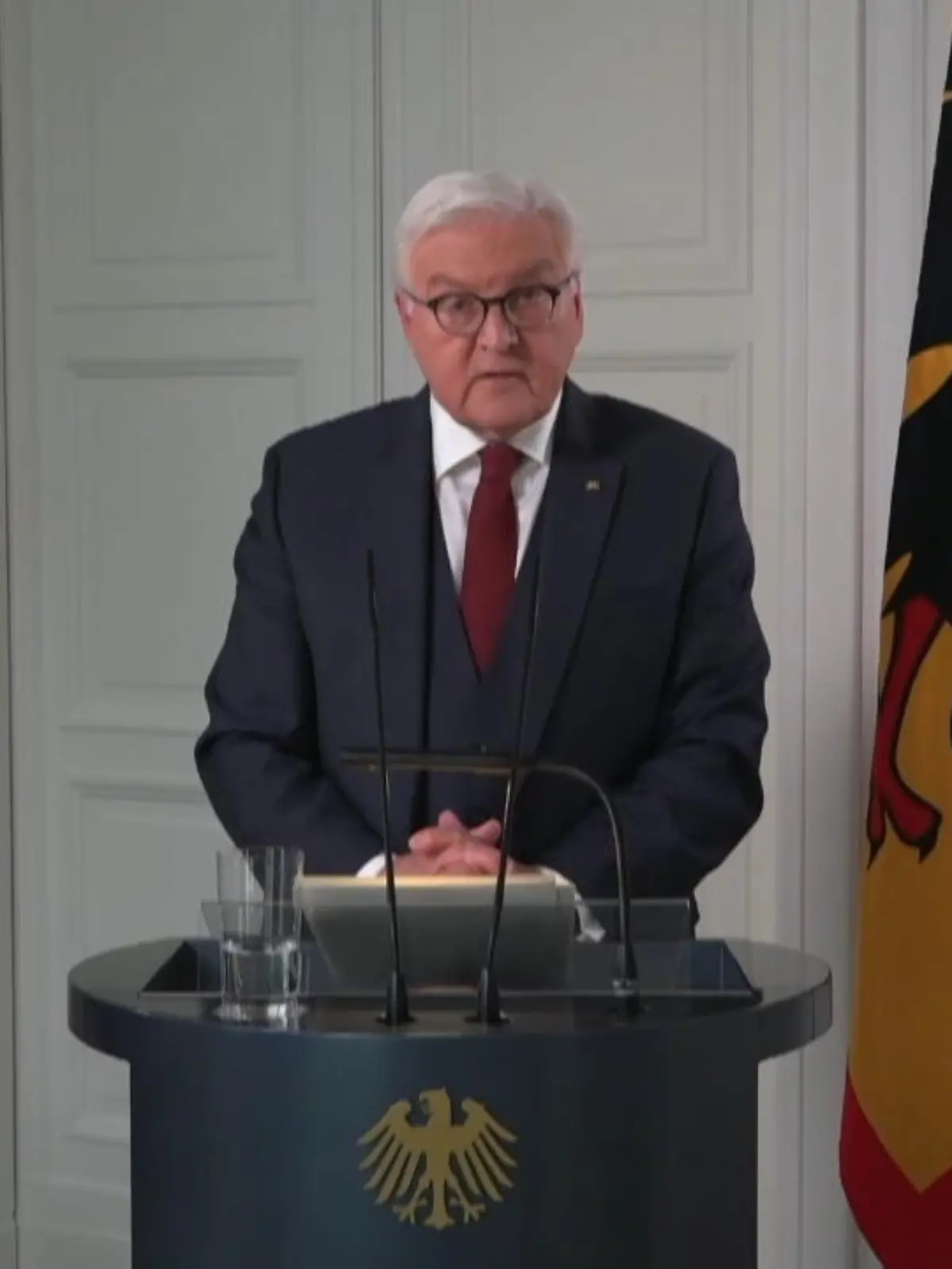 Bundespräsident Frank-Walter Steinmeier zeigt sich solidarisch mit der Ukraine. Diese Solidarität beinhalte auch das Durchhalten harter Sanktionen gegen Russland - und damit einhergehend harte Zeiten auch für Deutsche.