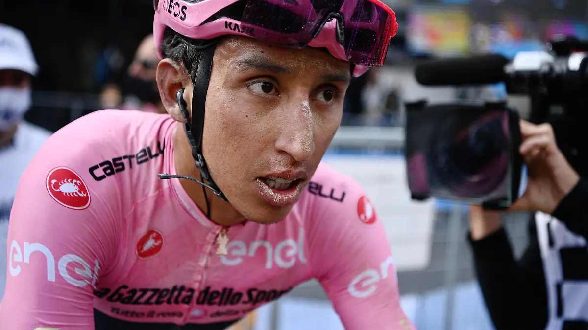 ARCHIV - 19.05.2021, Italien, Montalcino: Radsport: UCI WorldTour - Giro d'Italia, Perugia - Montalcino (162,00 km), 11. Etappe: Der Kolumbianer Egan Bernal, Führender der Gesamtwertung vom Team INEOS Grenadiers, hat im Ziel den Staub der unbefestigten Straßen im Gesicht. Bei einem offenbar ungebremsten Zusammenstoß mit einem stehenden Bus hat sich der kolumbianische Radsport-Star schwer verletzt. Nach mehreren Operationen entscheiden nun die kommenden Tage, welche Auswirkungen der Unfall auf seine Laufbahn hat. Foto: Marco Alpozzi/LaPresse via ZUMA Press/dpa +++ dpa-Bildfunk +++