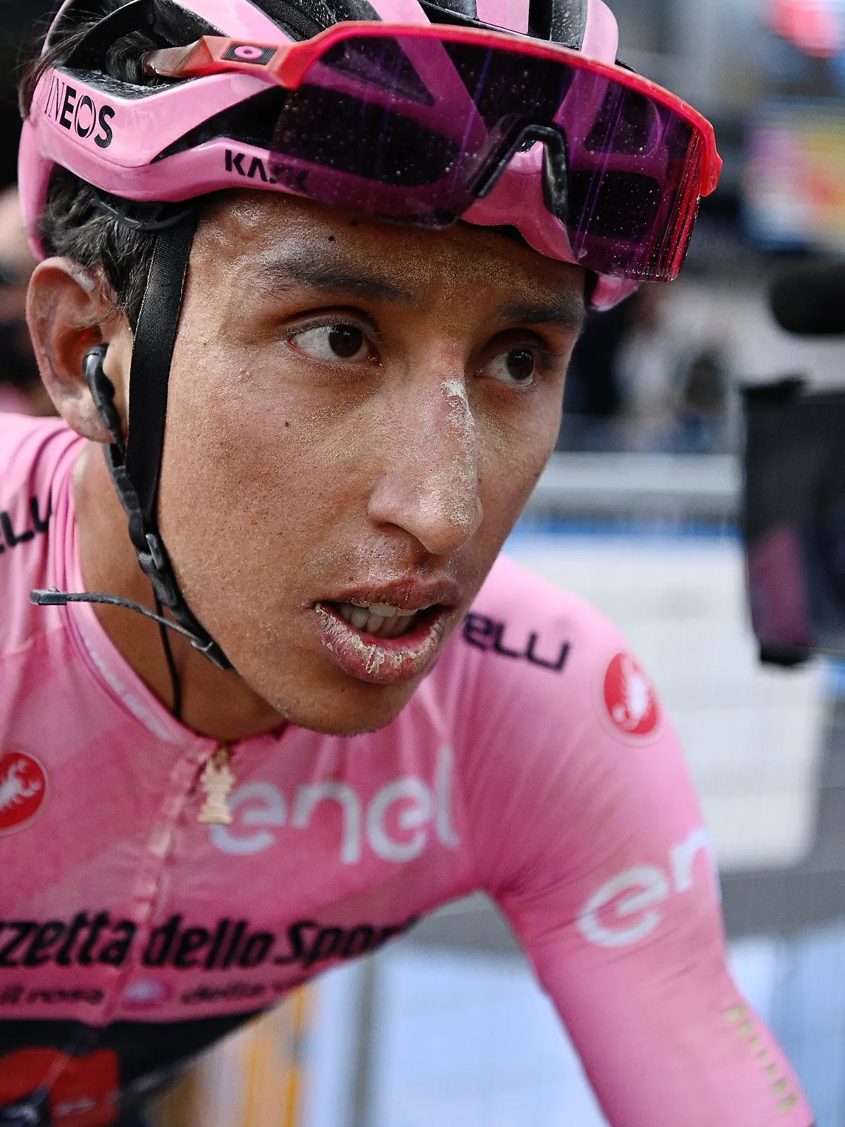ARCHIV - 19.05.2021, Italien, Montalcino: Radsport: UCI WorldTour - Giro d'Italia, Perugia - Montalcino (162,00 km), 11. Etappe: Der Kolumbianer Egan Bernal, Führender der Gesamtwertung vom Team INEOS Grenadiers, hat im Ziel den Staub der unbefestigten Straßen im Gesicht. Bei einem offenbar ungebremsten Zusammenstoß mit einem stehenden Bus hat sich der kolumbianische Radsport-Star schwer verletzt. Nach mehreren Operationen entscheiden nun die kommenden Tage, welche Auswirkungen der Unfall auf seine Laufbahn hat. Foto: Marco Alpozzi/LaPresse via ZUMA Press/dpa +++ dpa-Bildfunk +++